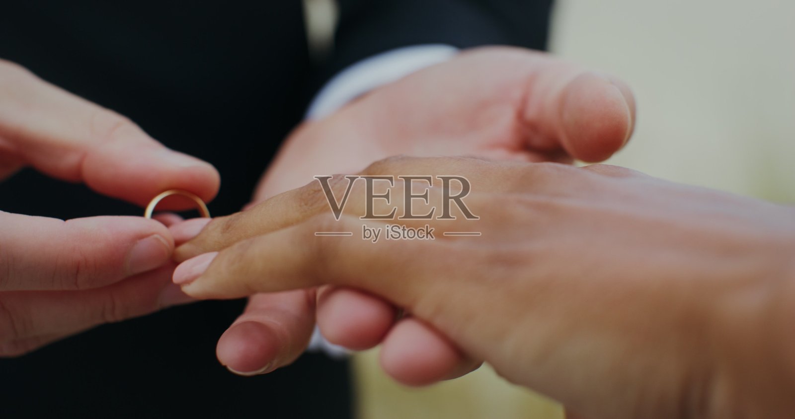 新郎为新娘戴上戒指 - 婚礼照片摄影图片