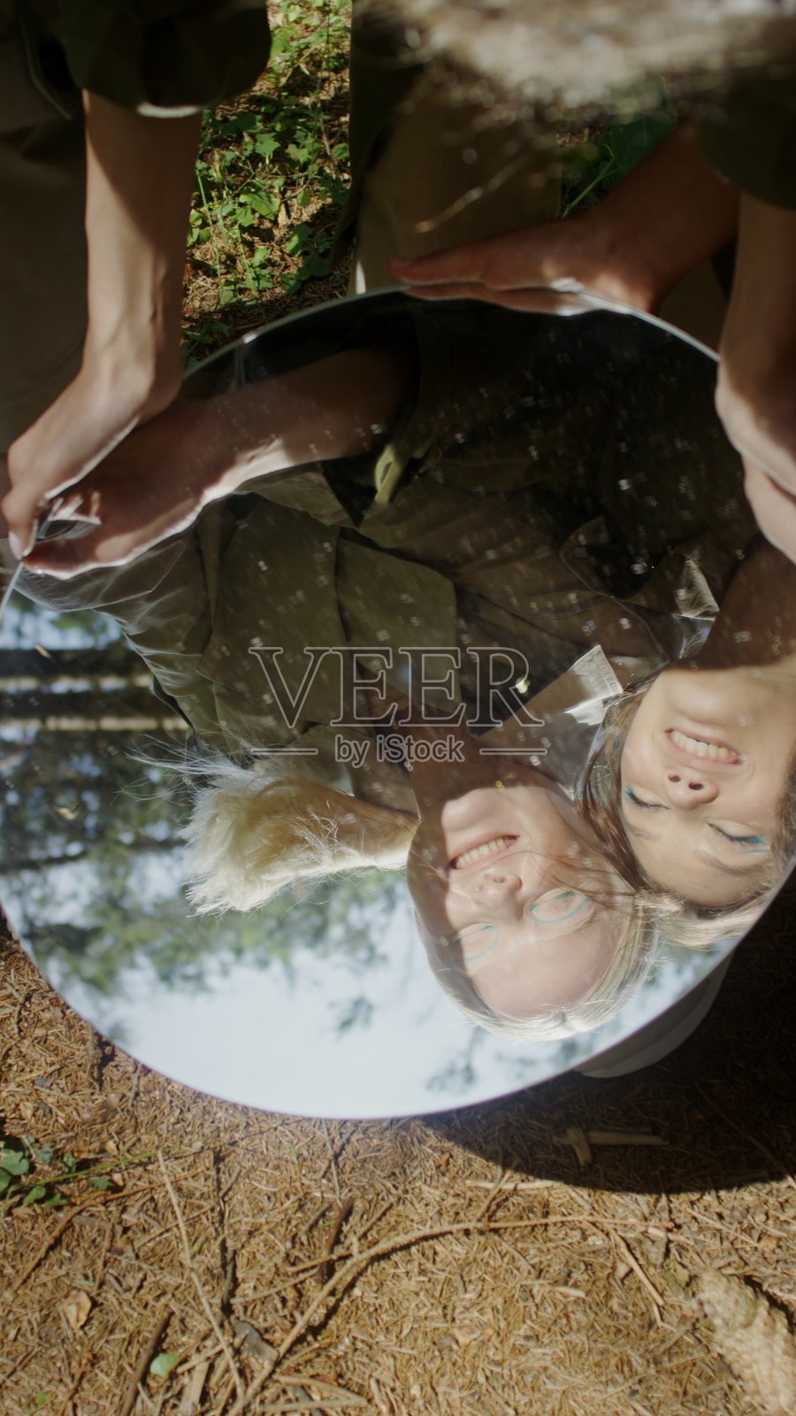 三位微笑女性的面部倒影 - 女性照片摄影图片