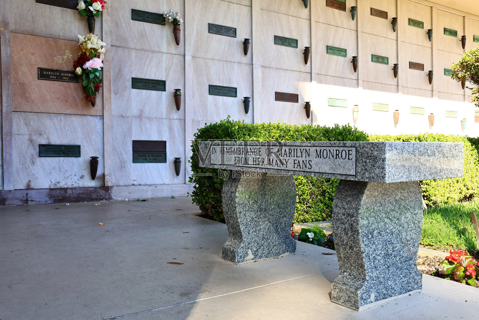 玛丽莲·梦露位于洛杉矶皮尔斯兄弟韦斯特伍德村纪念公园公墓和殡仪馆的长椅照片摄影图片