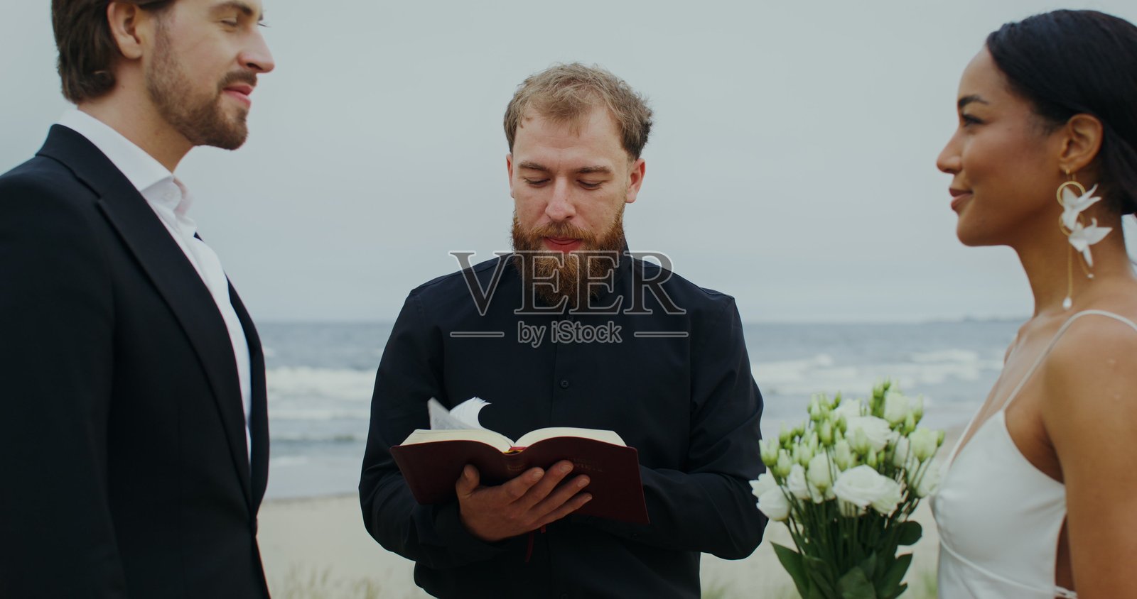 一对年轻夫妇在海边举行婚礼照片摄影图片