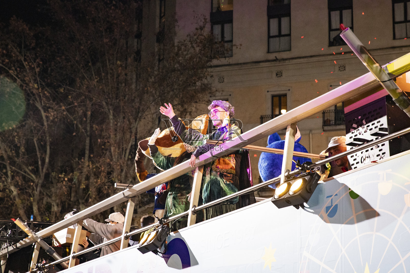 西班牙巴塞罗那城市游行中身着鲜艳嘉年华服装的表演者照片摄影图片