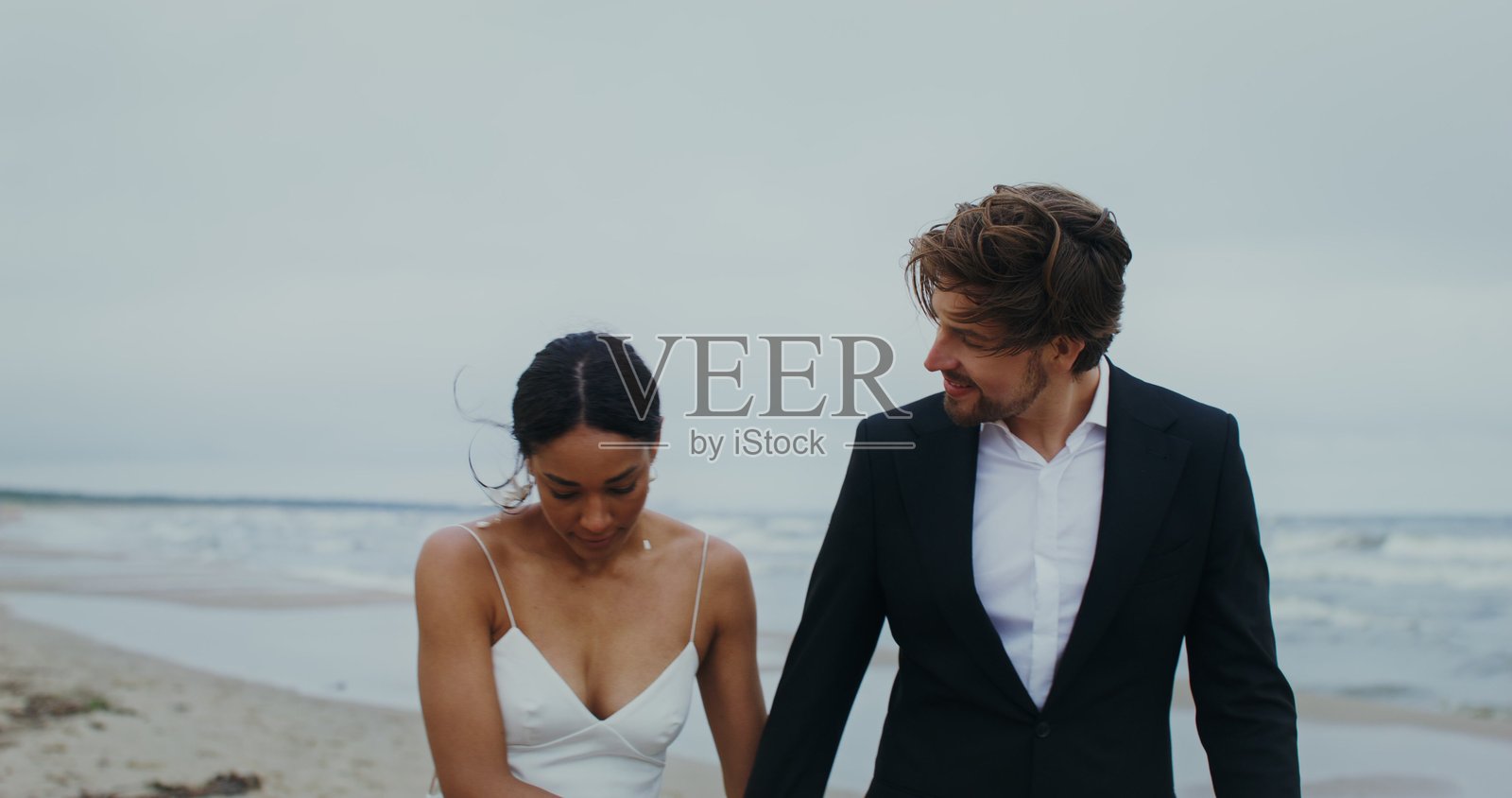 新郎新娘深情对视 - 婚礼照片摄影图片