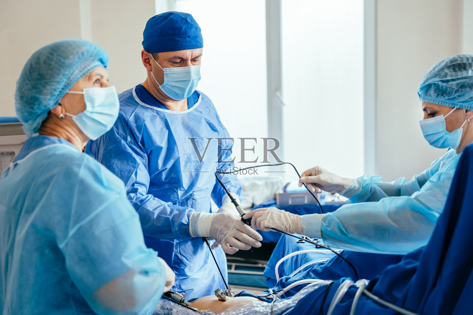 专业医生正在进行手术照片摄影图片