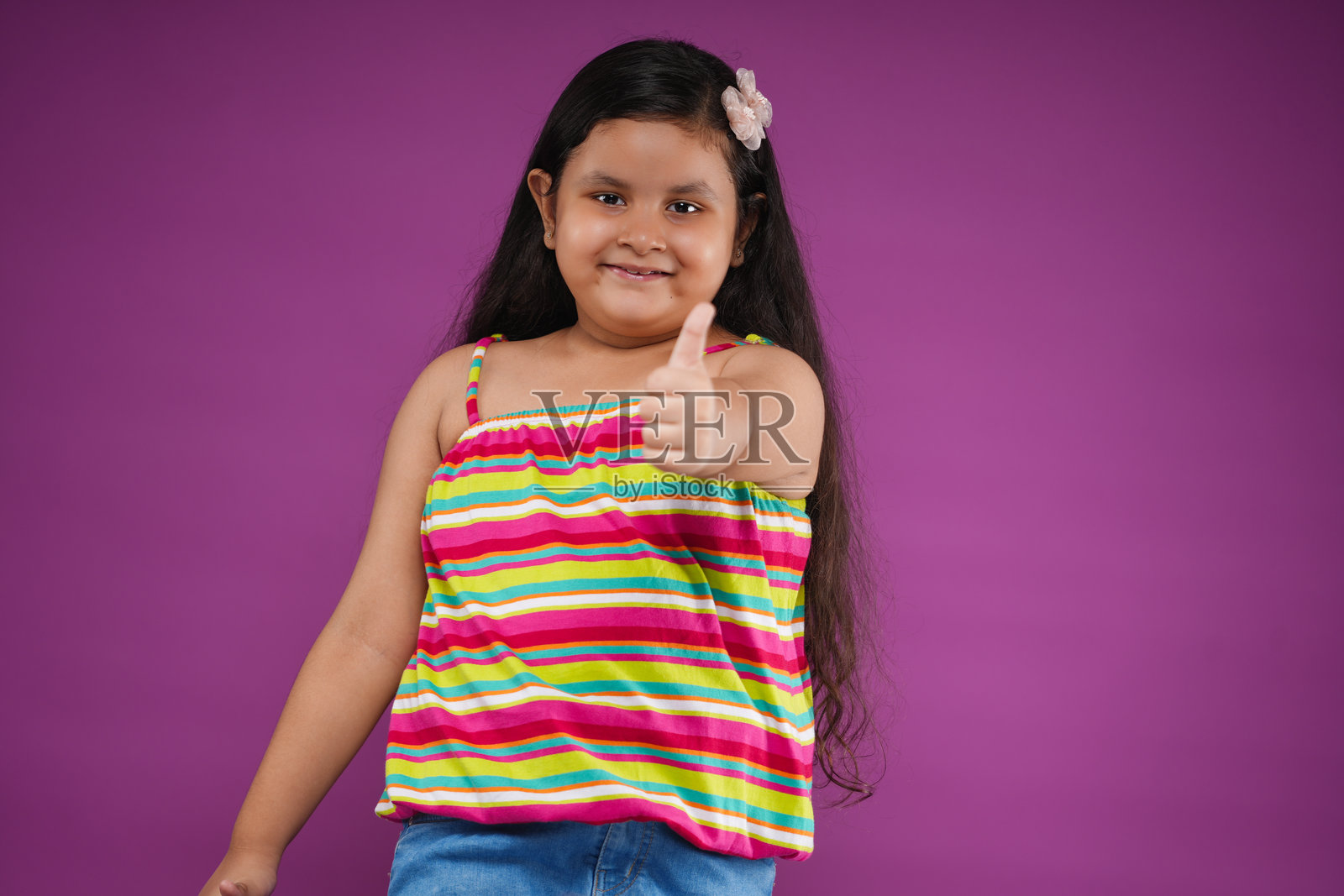 快乐的印度小女孩肖像照片摄影图片