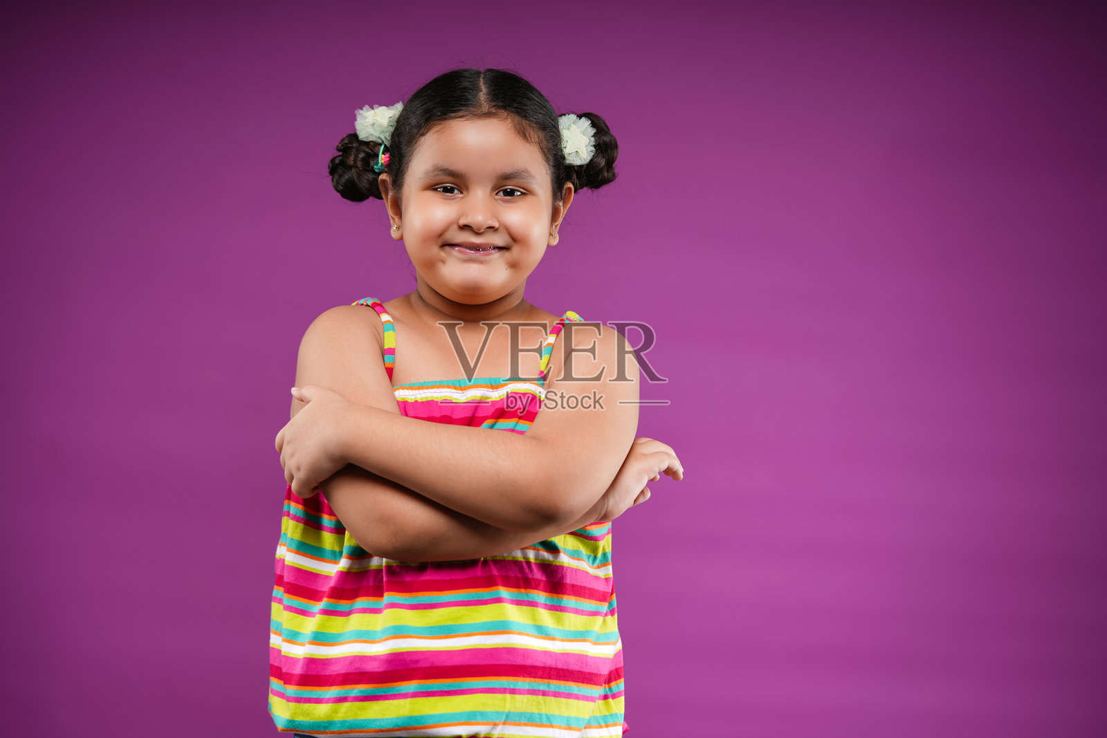 快乐的印度小女孩肖像照片摄影图片