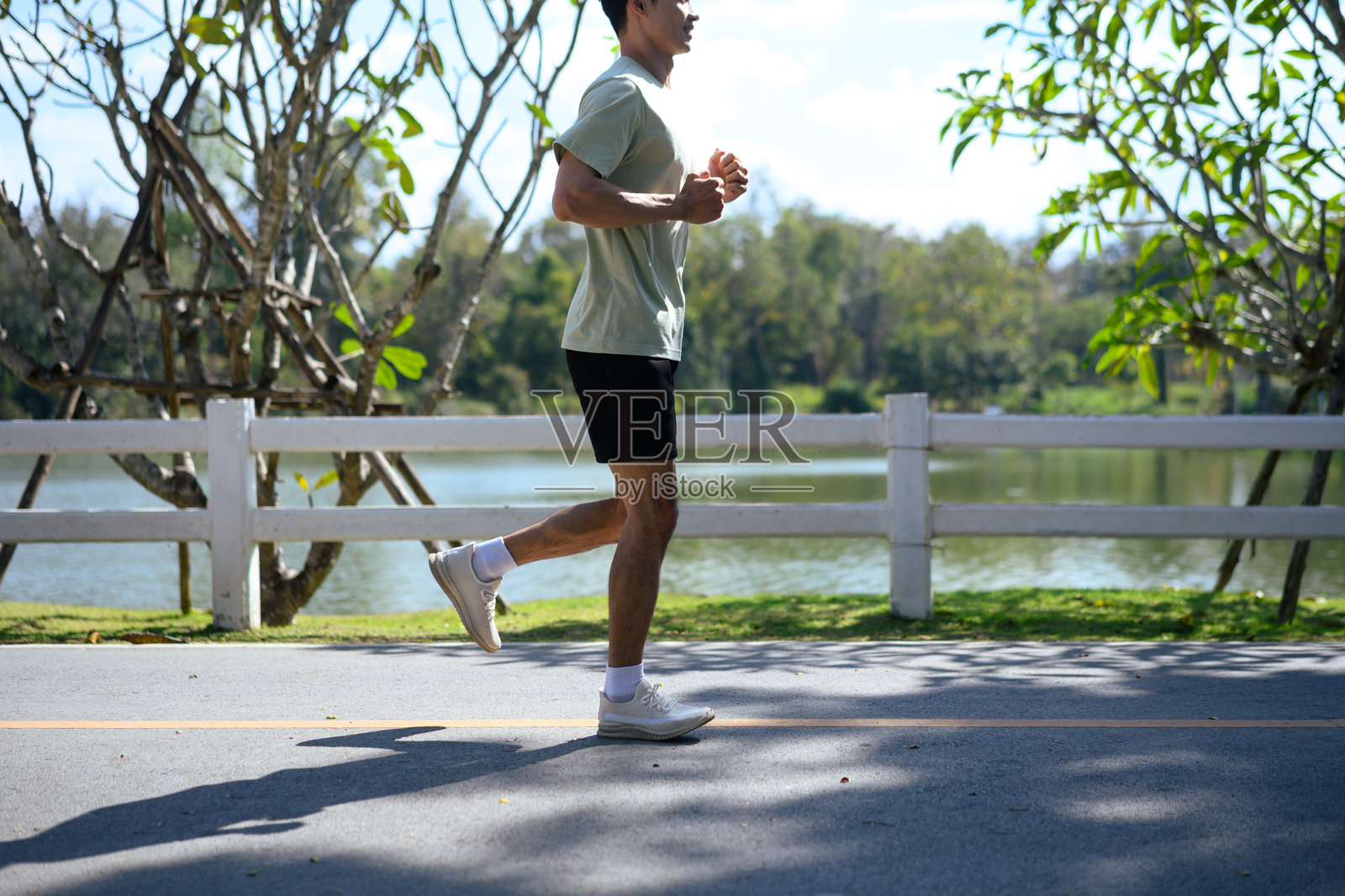运动健将奔跑在公园，新年决心健康生活照片摄影图片