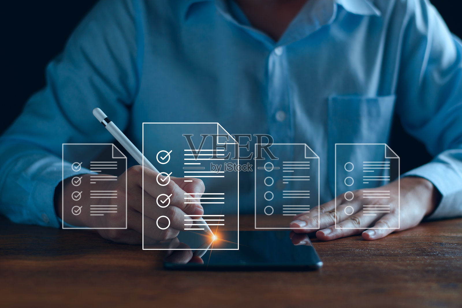 商务人士使用平板电脑工作，勾选复选框。成功完成业务任务。数字营销的统计图表升级。业务管理目标策略。照片摄影图片