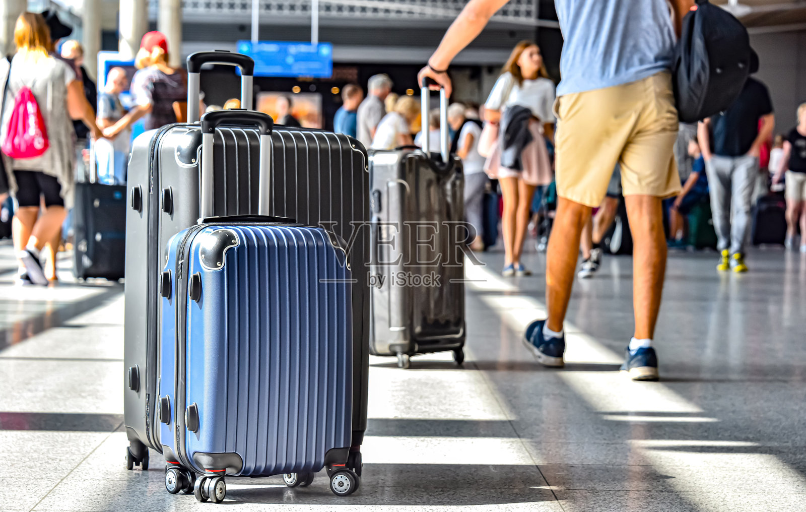 机场大厅里的两个塑料旅行箱照片摄影图片