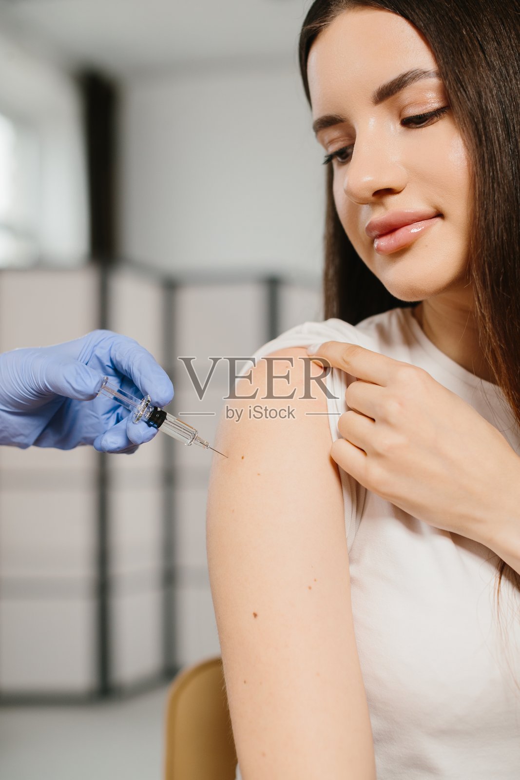 医务人员为一名女性接种疫苗照片摄影图片