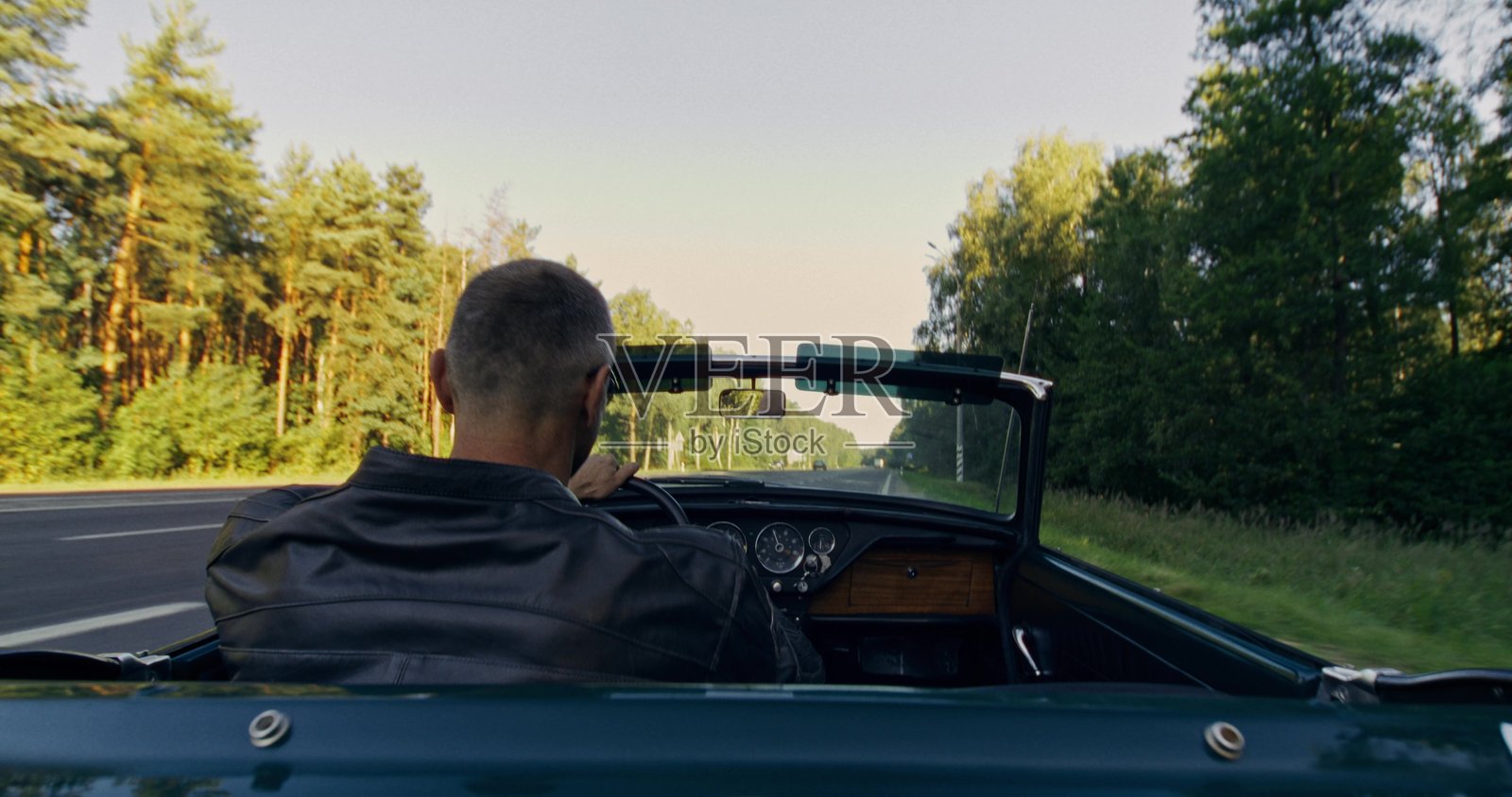 一个男人在开车照片摄影图片