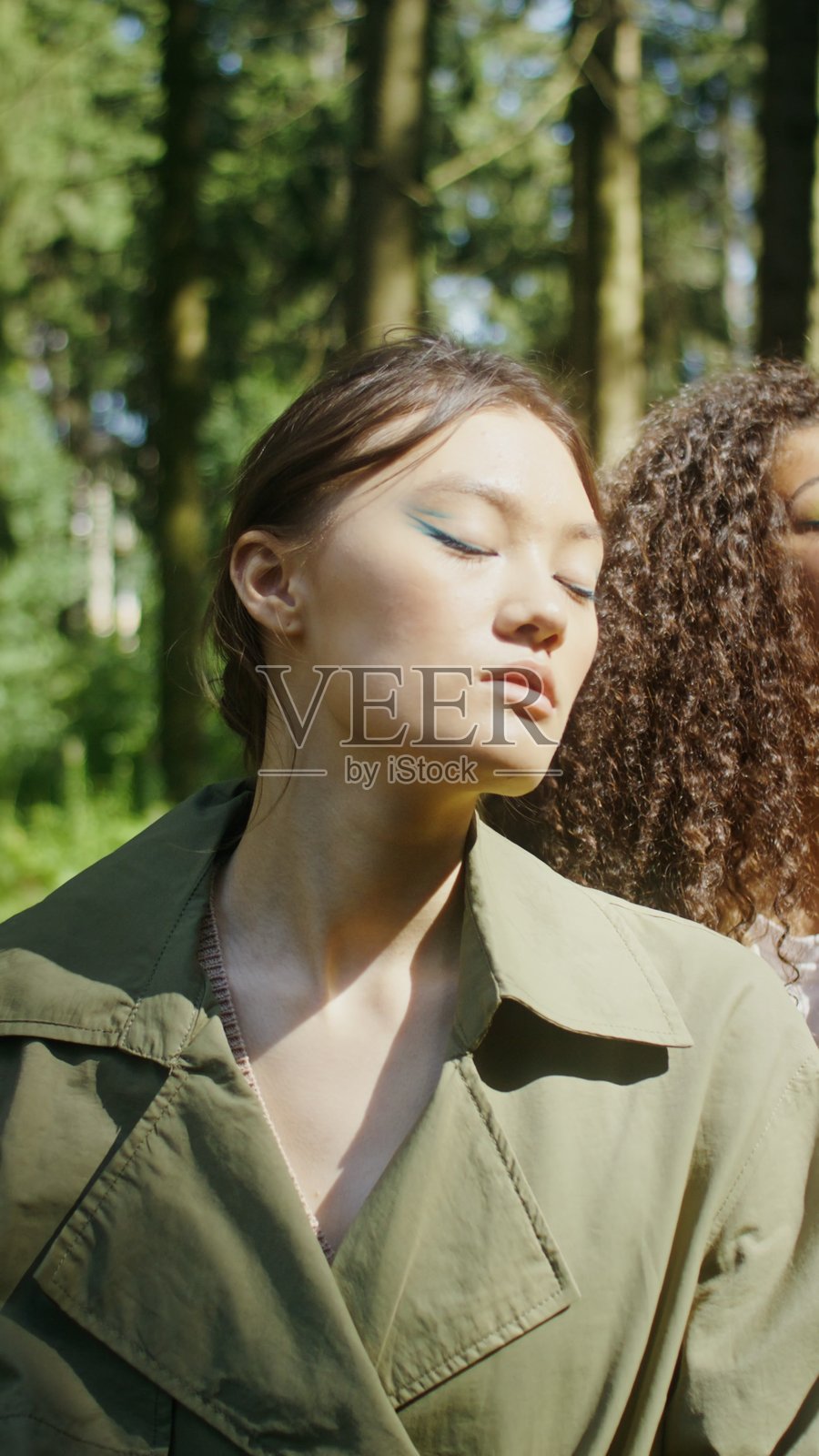 两位不同国籍的女性站立合影照片摄影图片