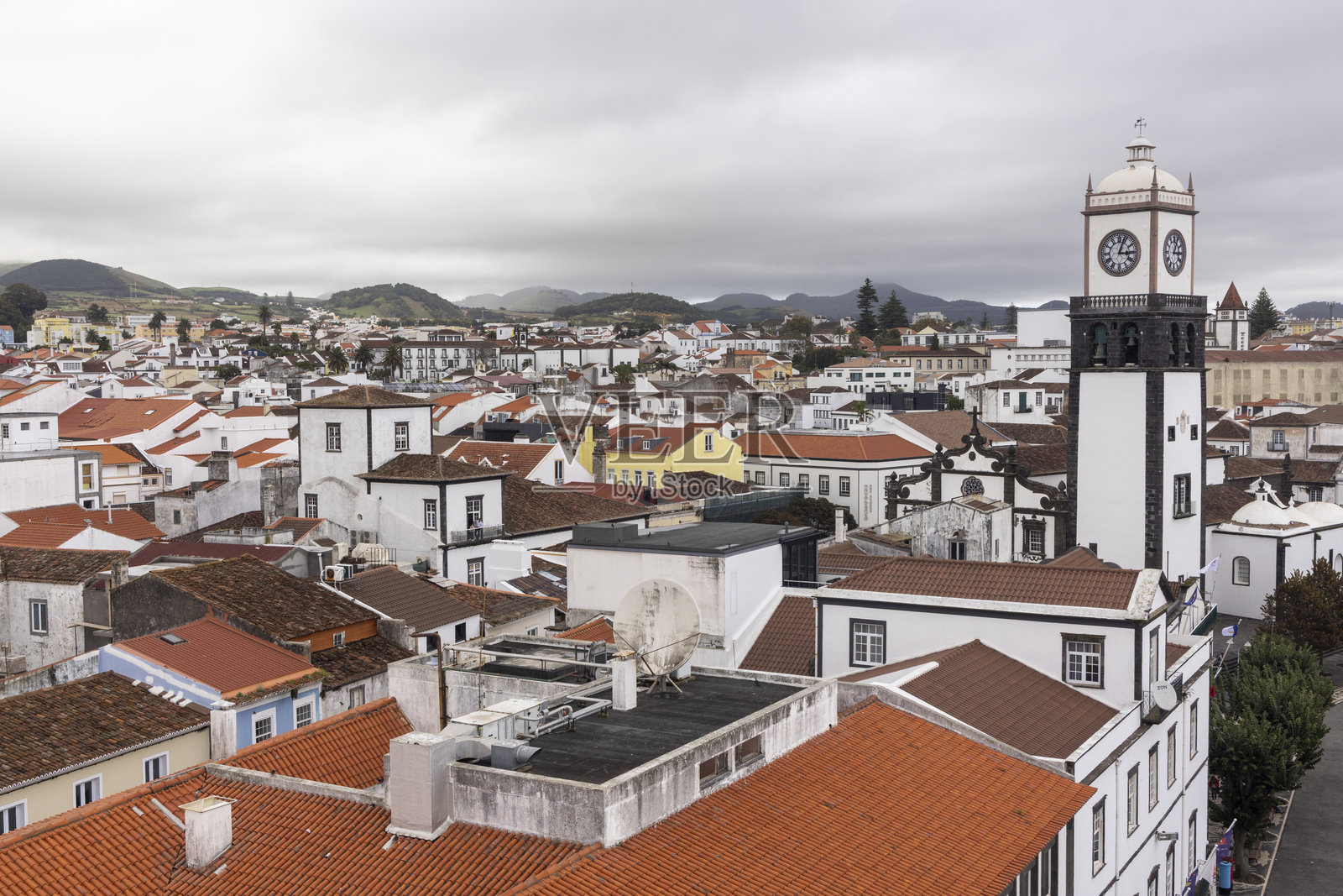 一座城市，中央有一座钟楼照片摄影图片