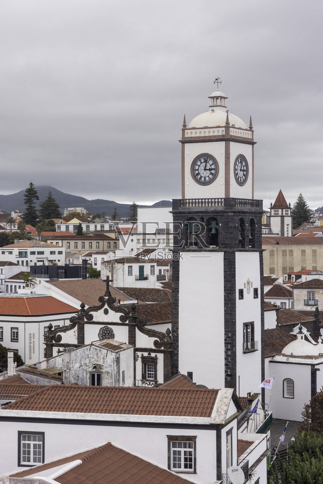 一座带有云层密布天空的城市钟楼照片摄影图片