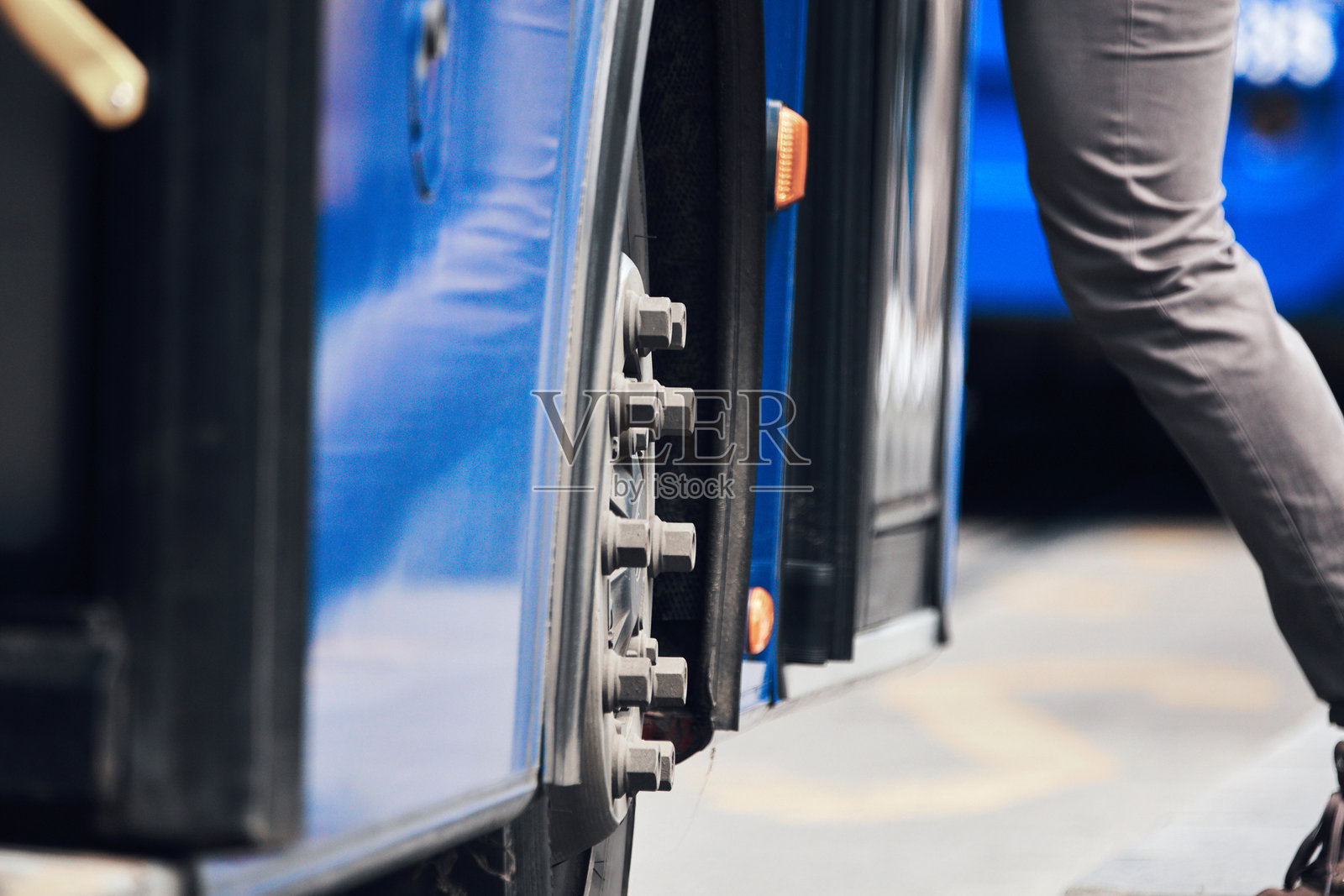 城市街道上的蓝色公交车，用于公共交通。照片摄影图片