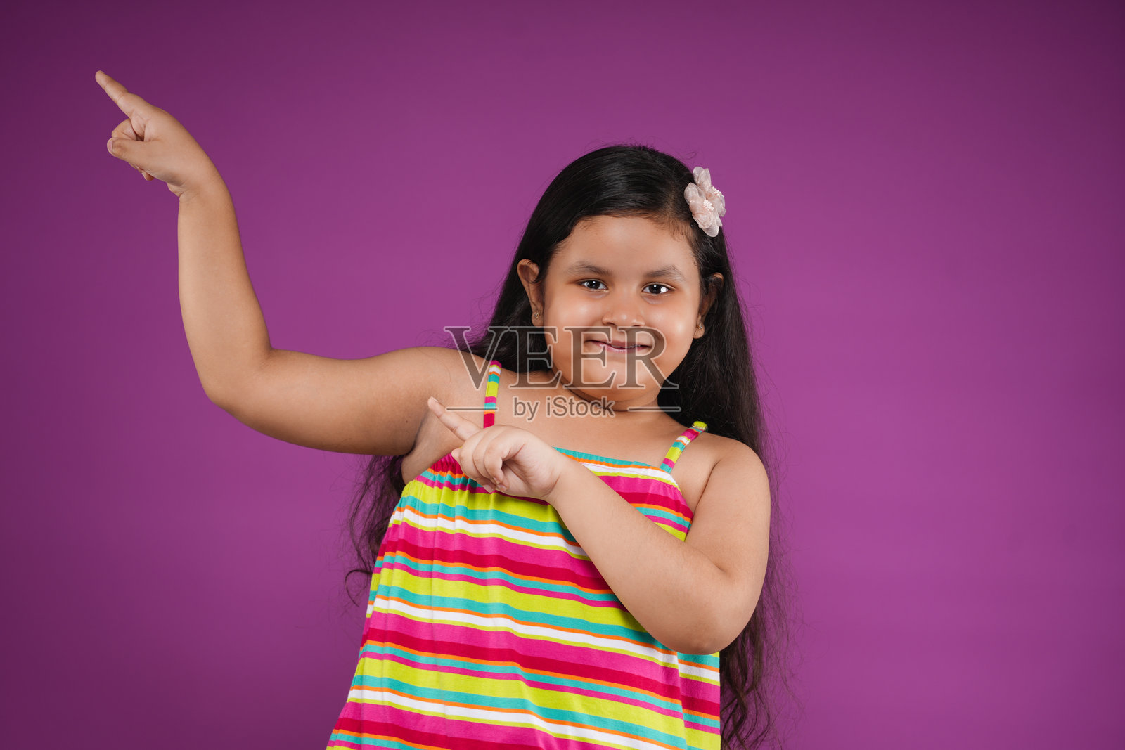 快乐的印度小女孩肖像照片摄影图片