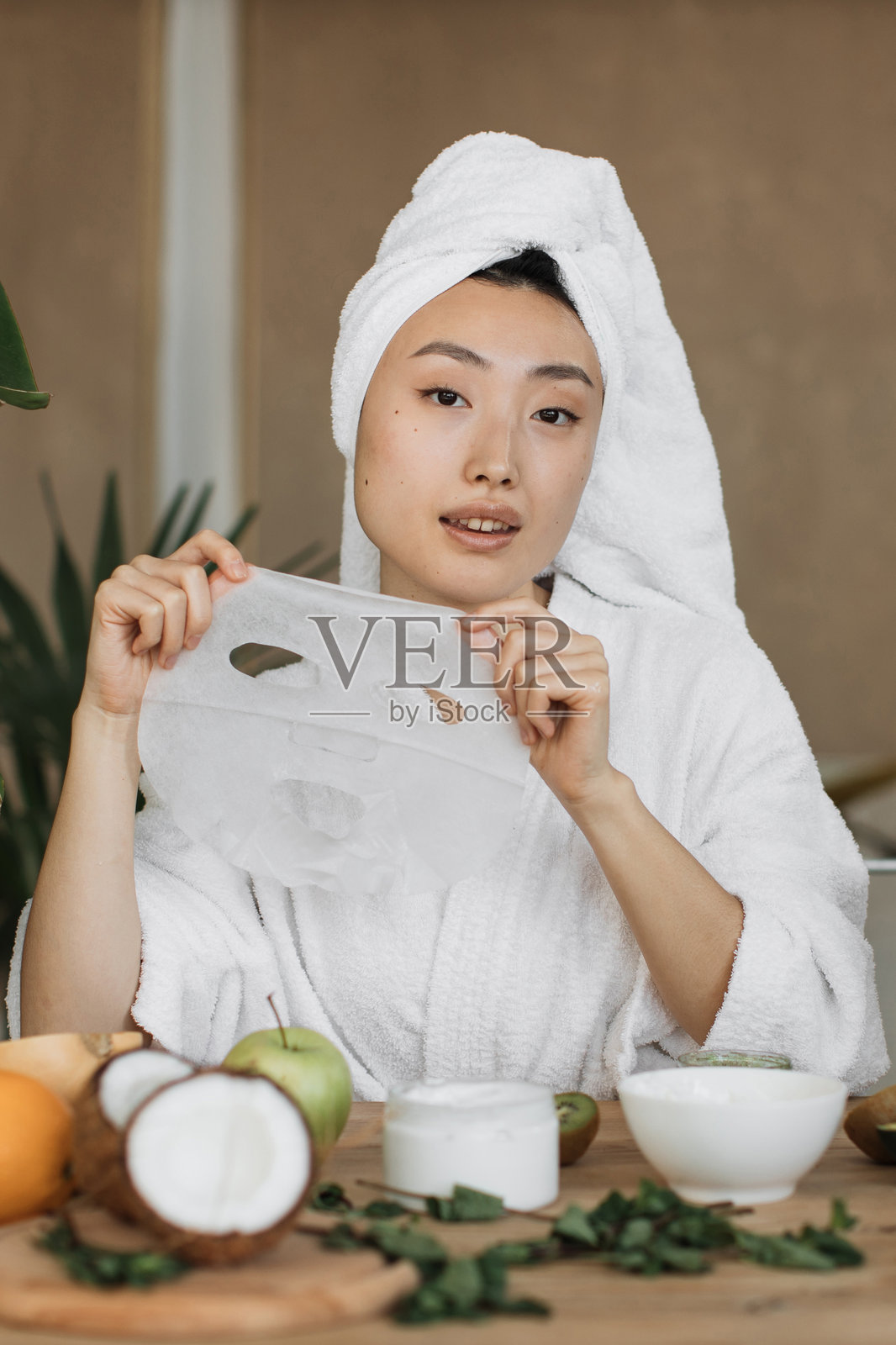 女子敷面膜照片摄影图片