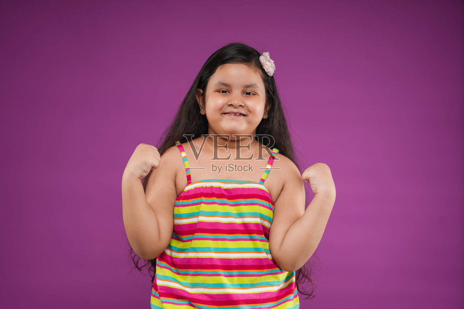 快乐的印度小女孩肖像照片摄影图片