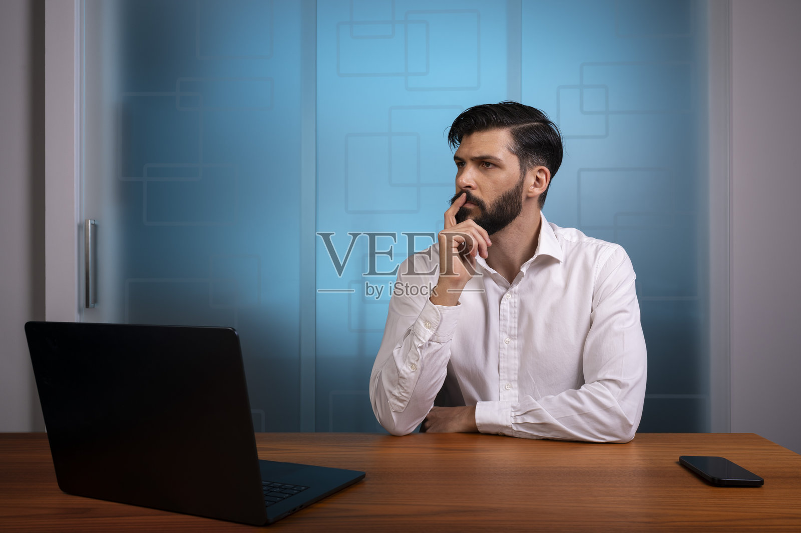 现代办公室里的男士，代表企业或公司照片摄影图片