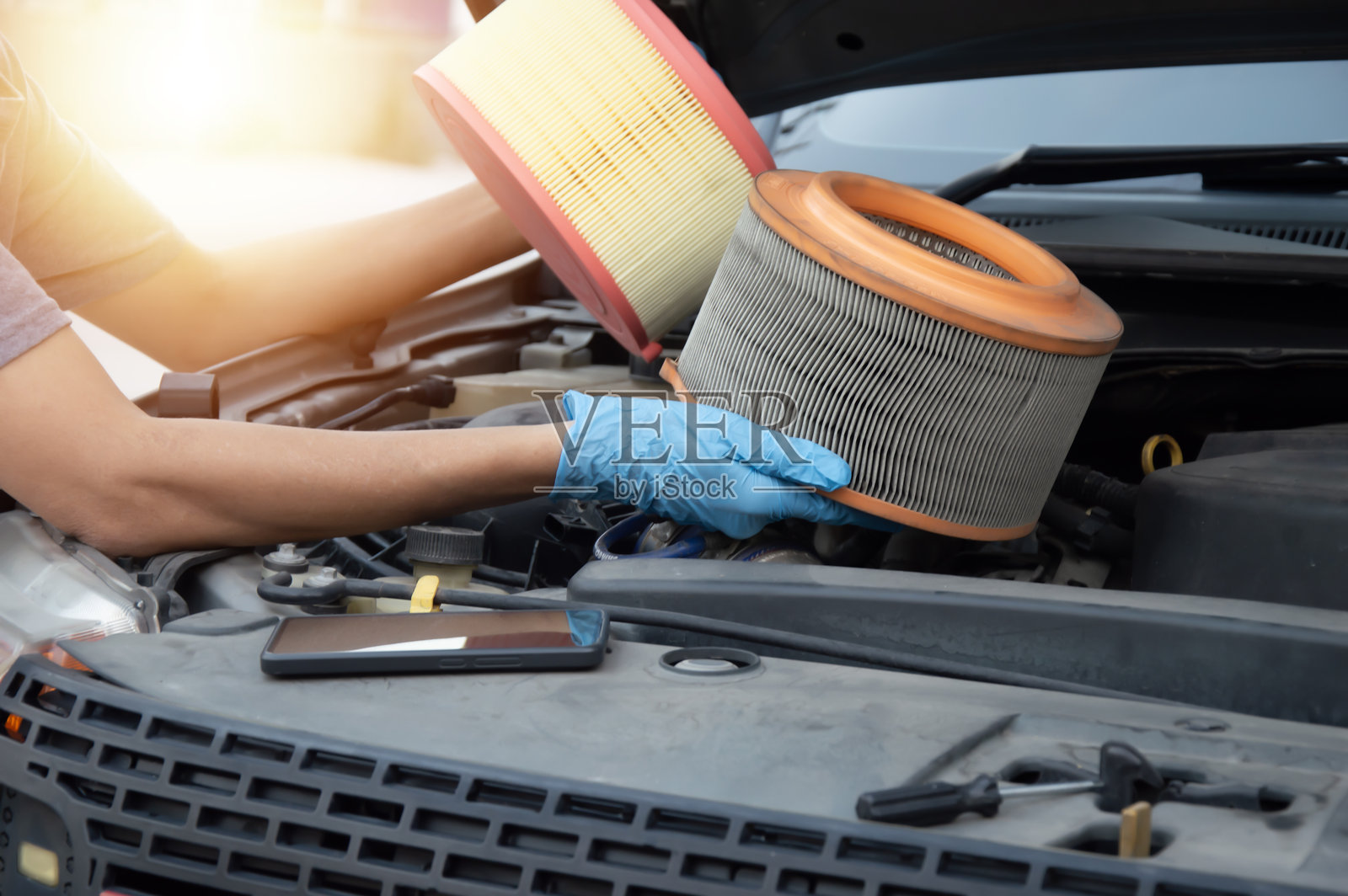 机械师正在检查旧发动机的空气滤清器。照片摄影图片