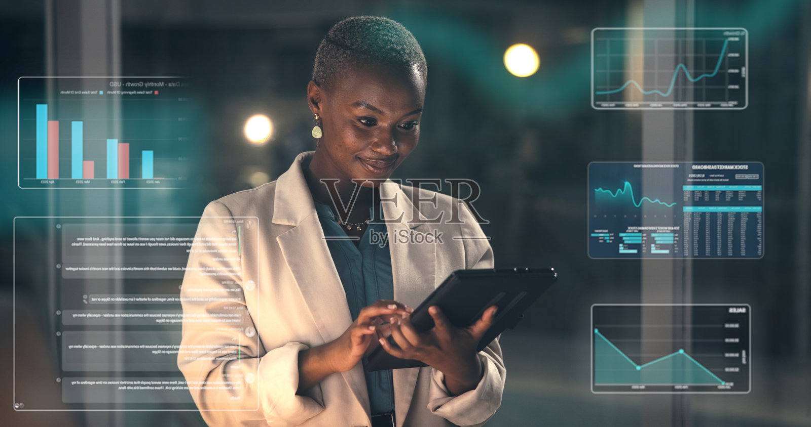 夜晚，一位黑人女性在办公室手持平板电脑，屏幕上显示着金融顾问的图表，涉及财富管理、收入数据和应用程序的科技与图表。照片摄影图片