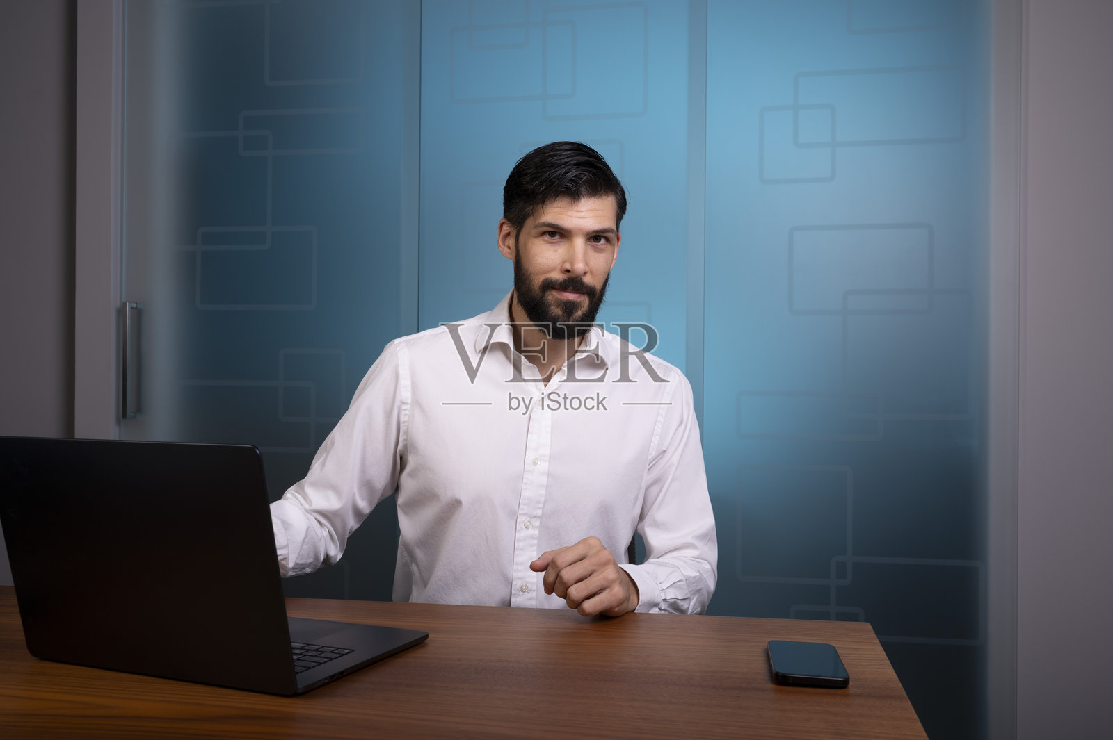 身处现代办公室的男士，代表着商业或公司照片摄影图片