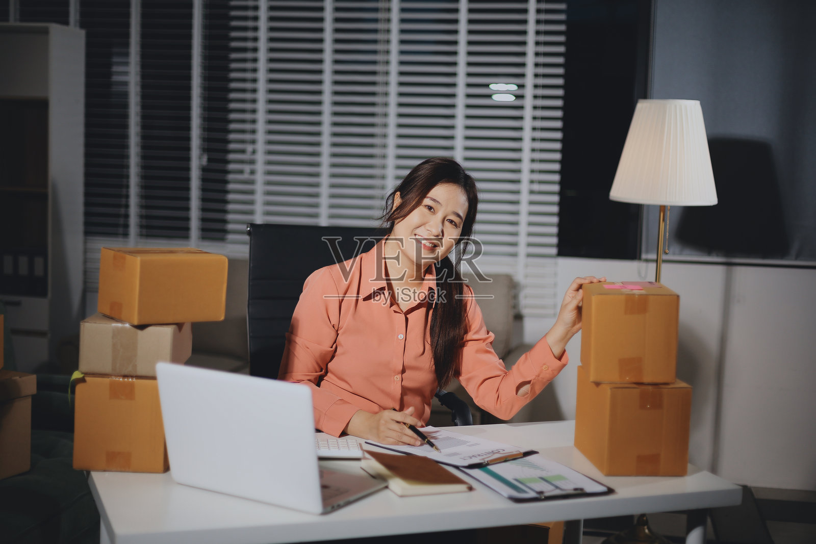 初创企业、小型企业、中小企业主在线查看订单。数据记录，业务增长，销售产品，与包裹打交道。在家远程办公，处理在线中小企业业务，小型组织。照片摄影图片