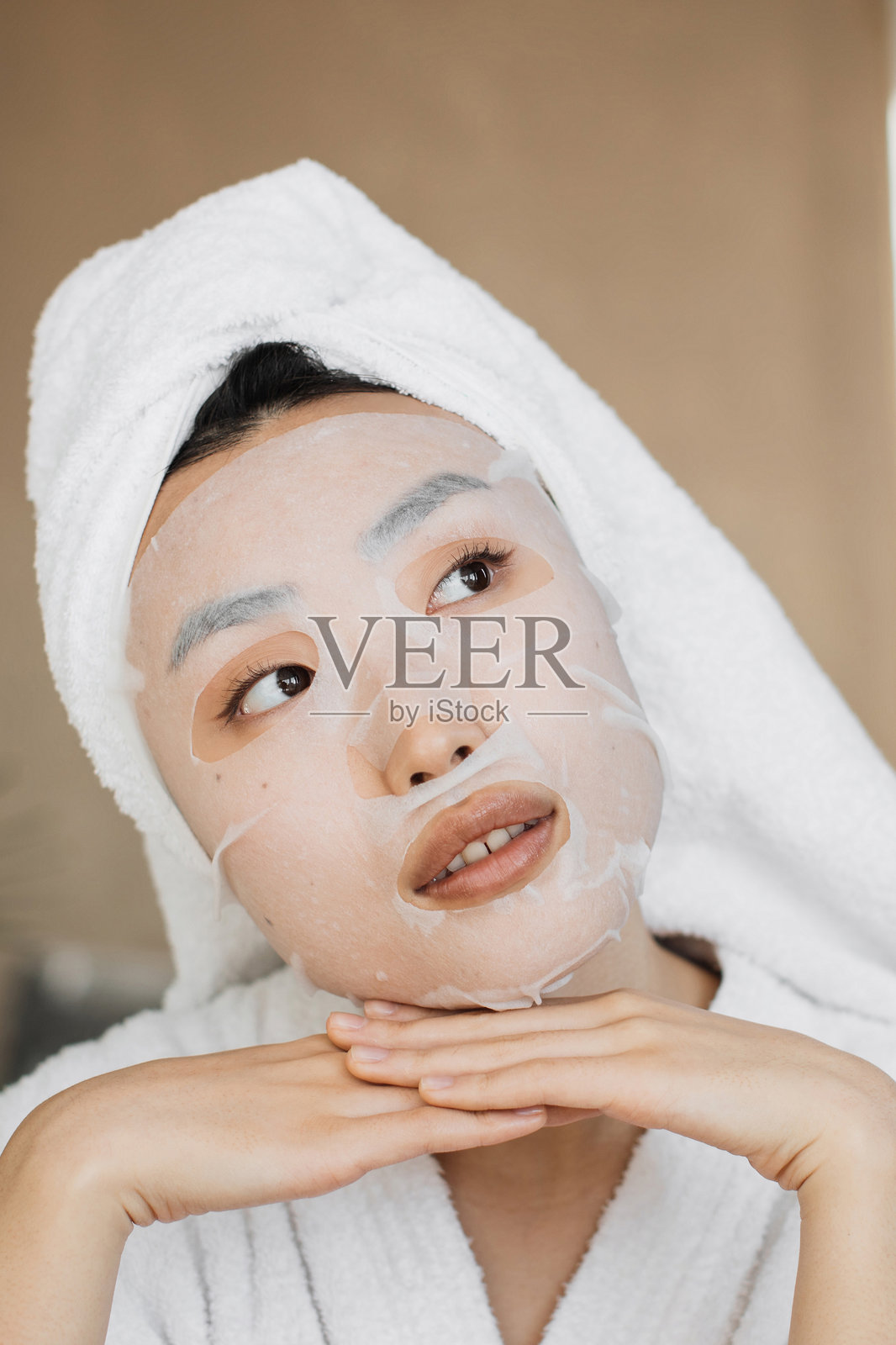 敷着面膜、裹着毛巾的女性照片摄影图片