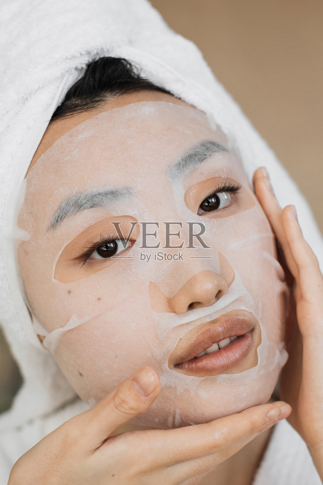 女子敷片状面膜照片摄影图片