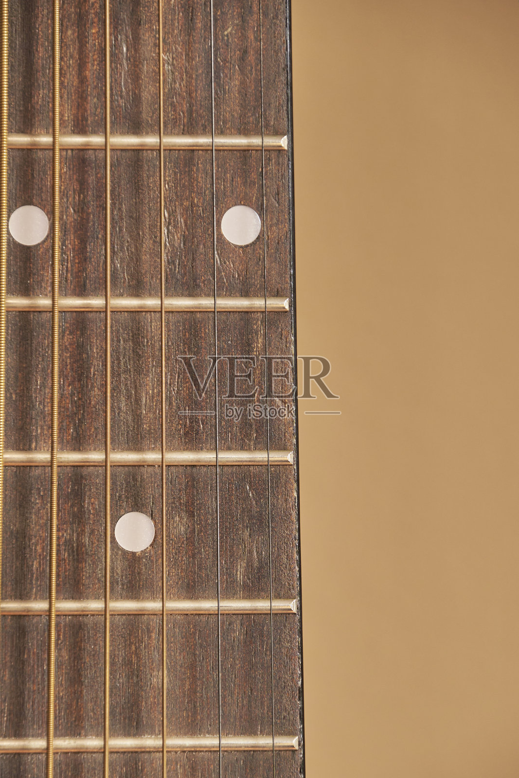 前景是原声吉他的指板和琴弦照片摄影图片