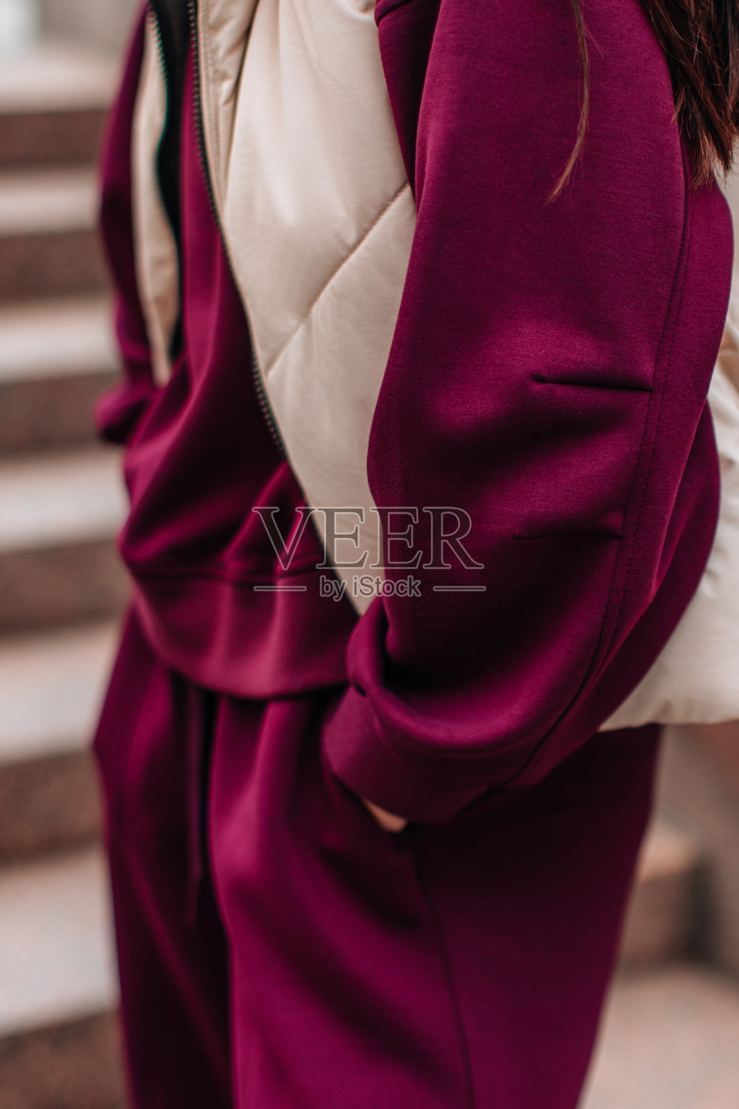 米色羽绒马甲与紫色服装的运动时尚细节照片摄影图片