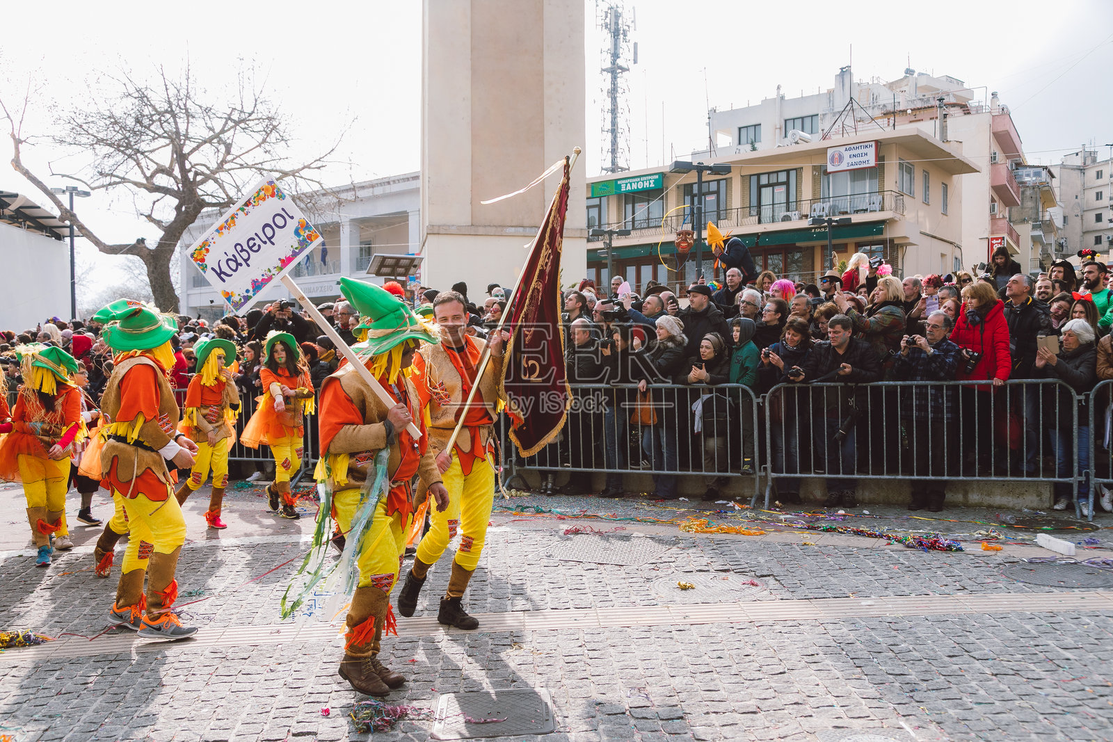 希腊桑西嘉年华游行参与者身着色彩鲜艳的稻草人服装照片摄影图片