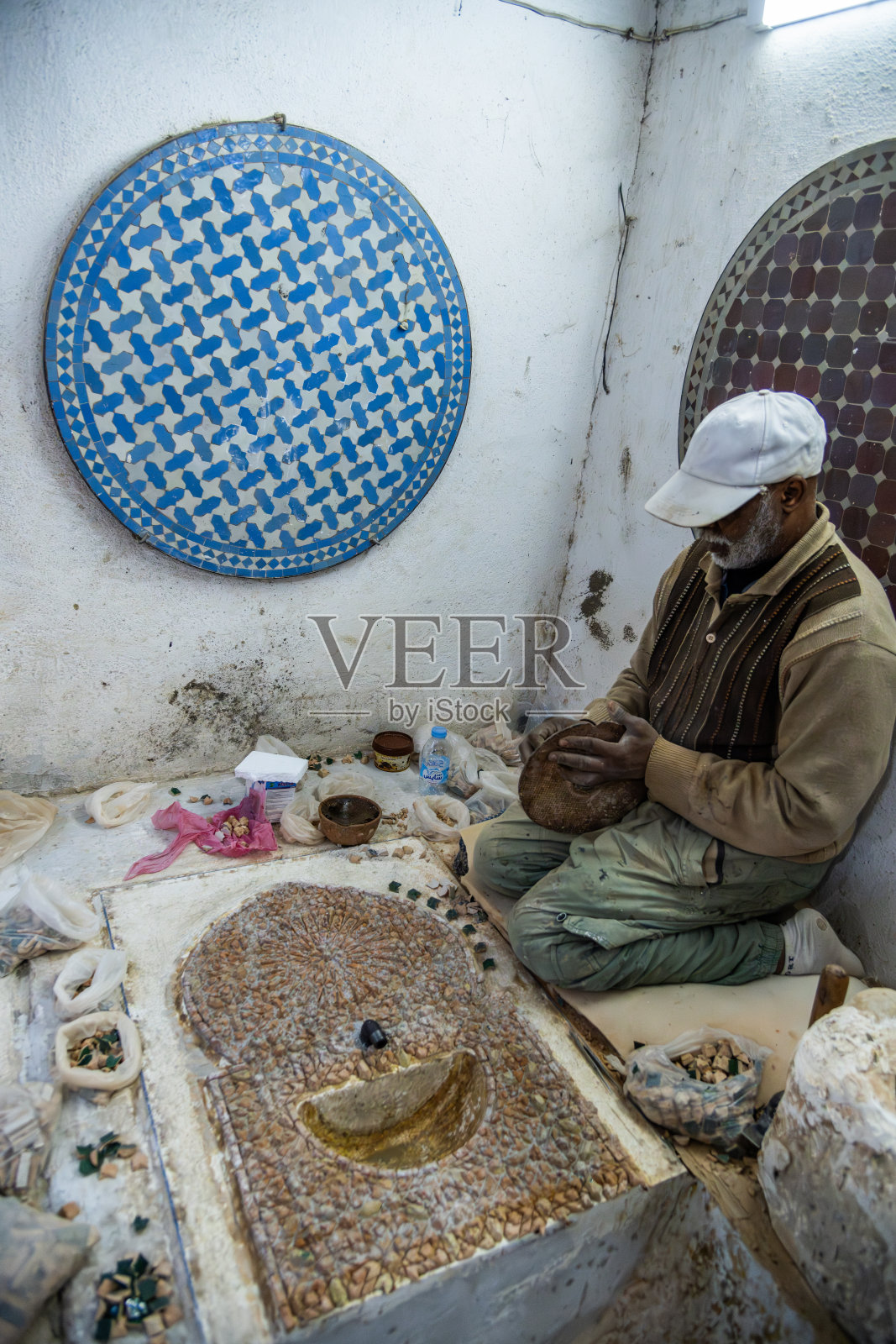 摩洛哥非斯陶艺工匠正在工作照片摄影图片