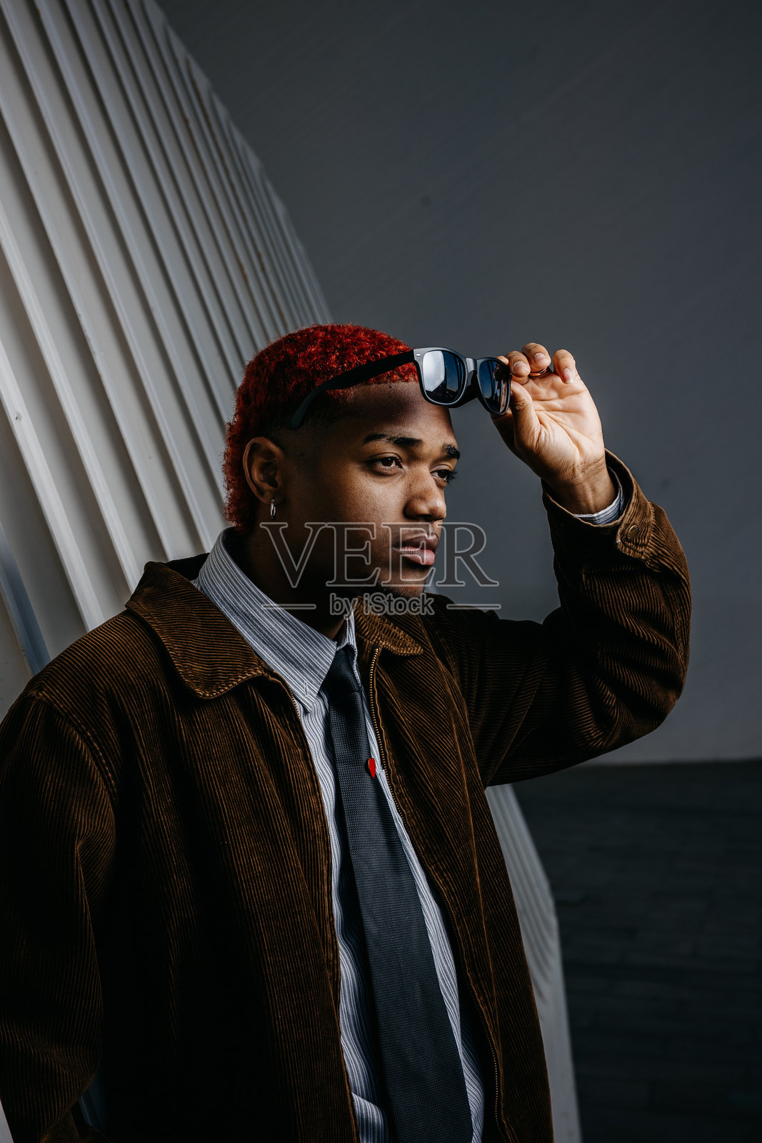 一位黑人男子摘下太阳镜的肖像照片摄影图片