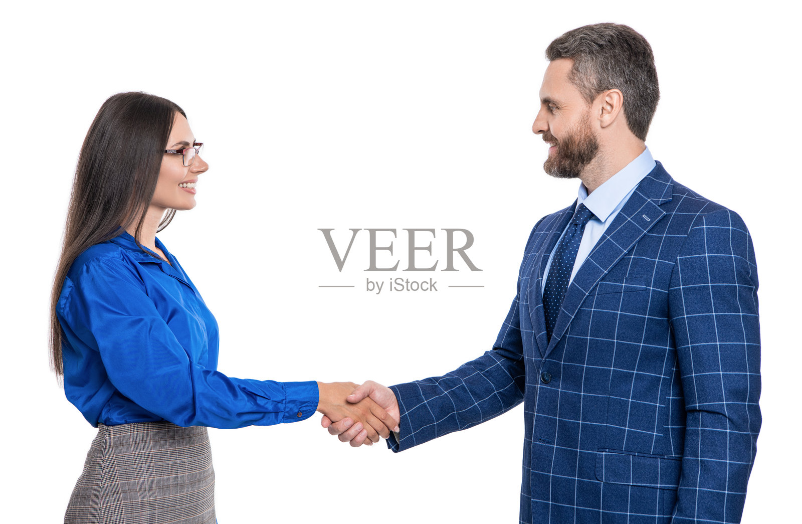 商业人士在白色背景下进行交易，象征合作概念。商业交易，两位商业人士在合同交易后握手，象征商业交易的成功达成，同事间握手。照片摄影图片