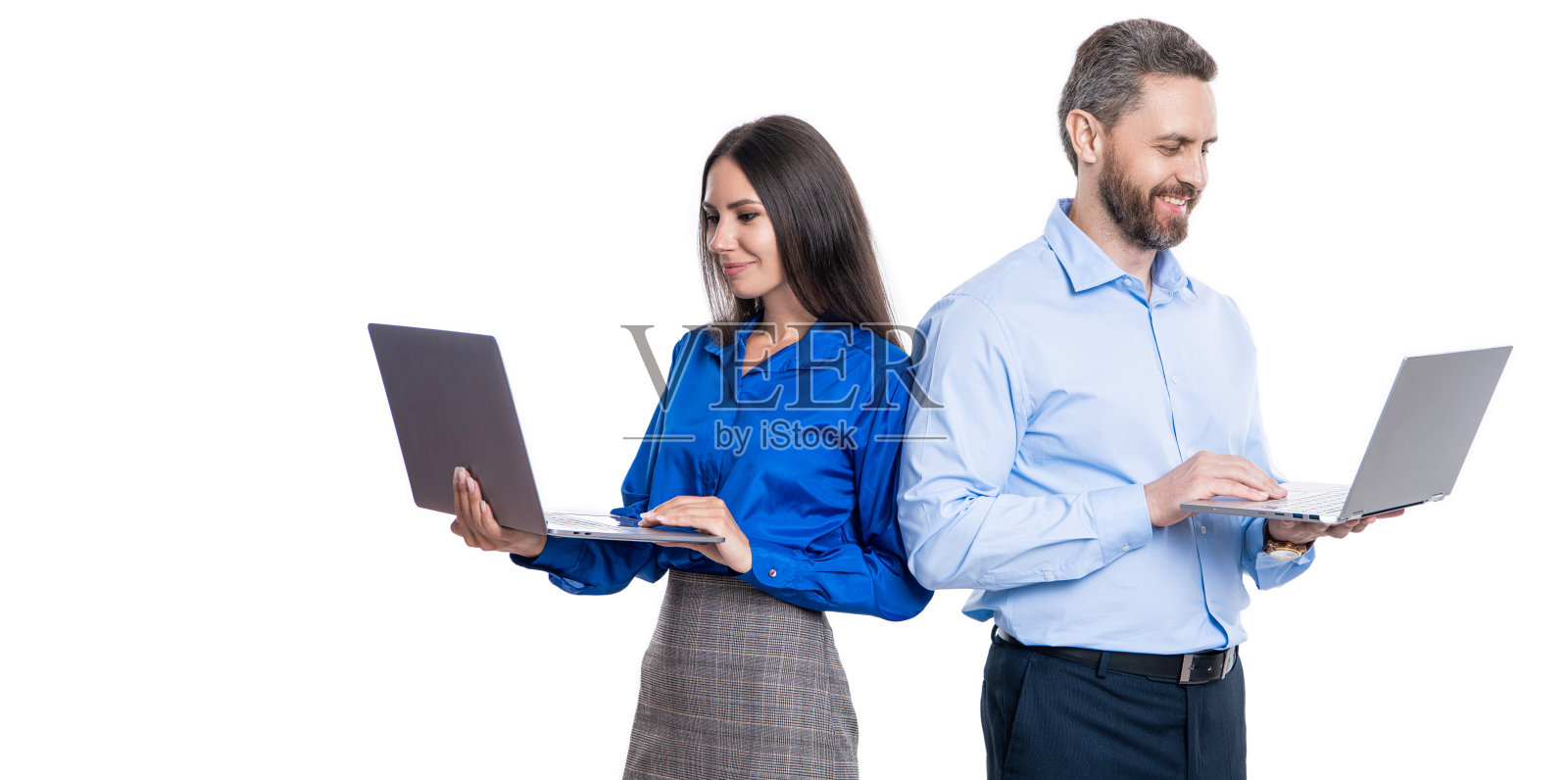 穿着正装的商界人士在办公室使用笔记本电脑。远程在线工作。商业成功。孤立在白色的商界人士。自由职业者在线工作。老板和员工在线交流。可复制空间照片摄影图片