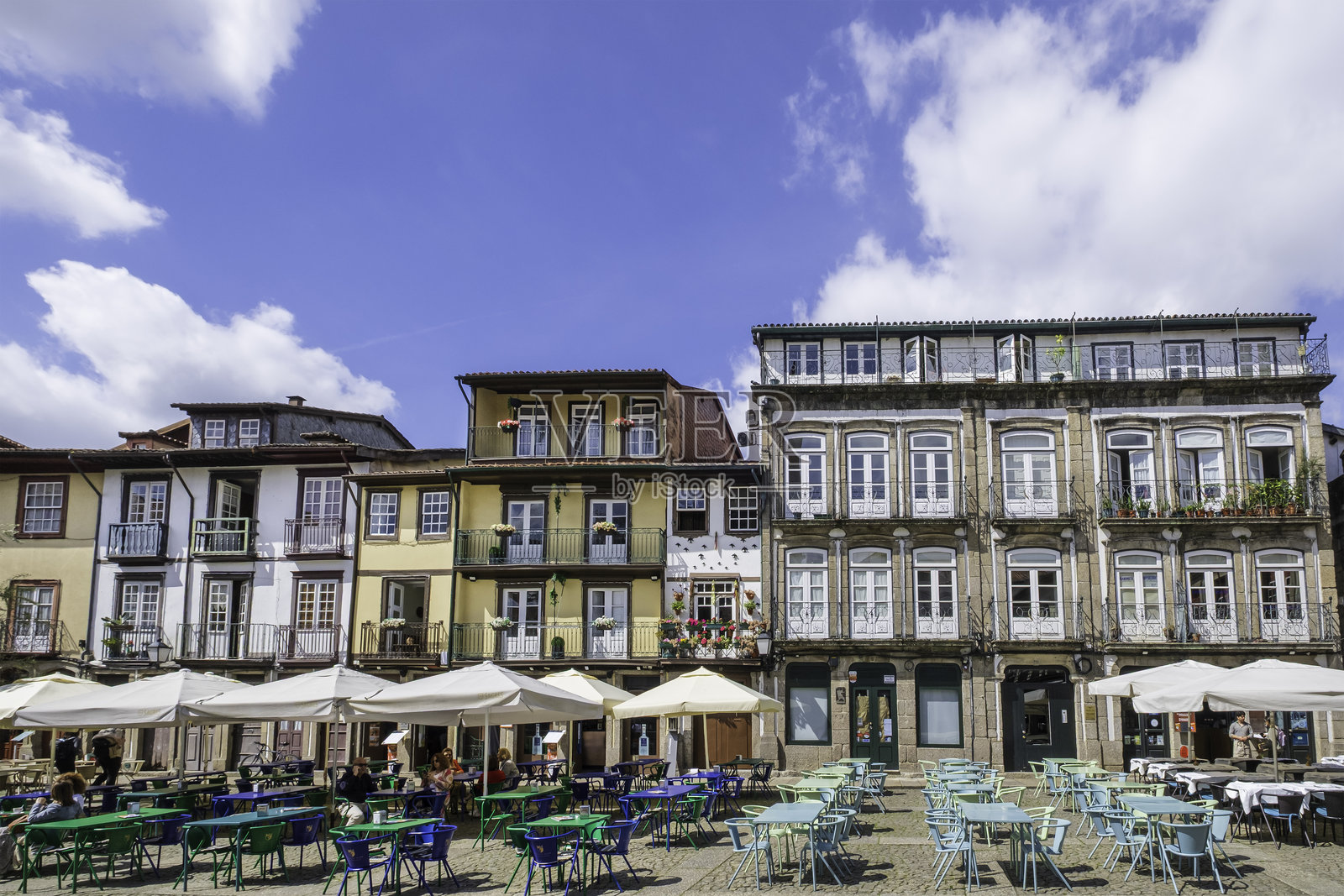 葡萄牙北部历史名城吉马良斯的“橄榄树广场”照片摄影图片