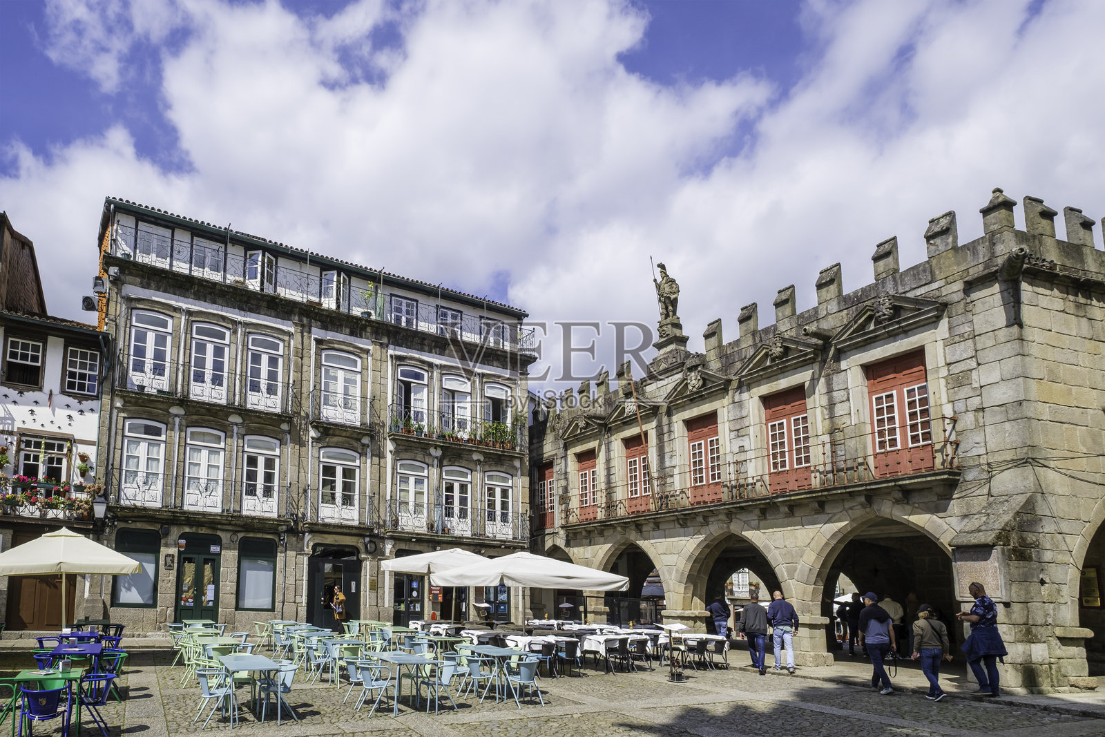 葡萄牙北部历史名城吉马良斯的橄榄树广场照片摄影图片