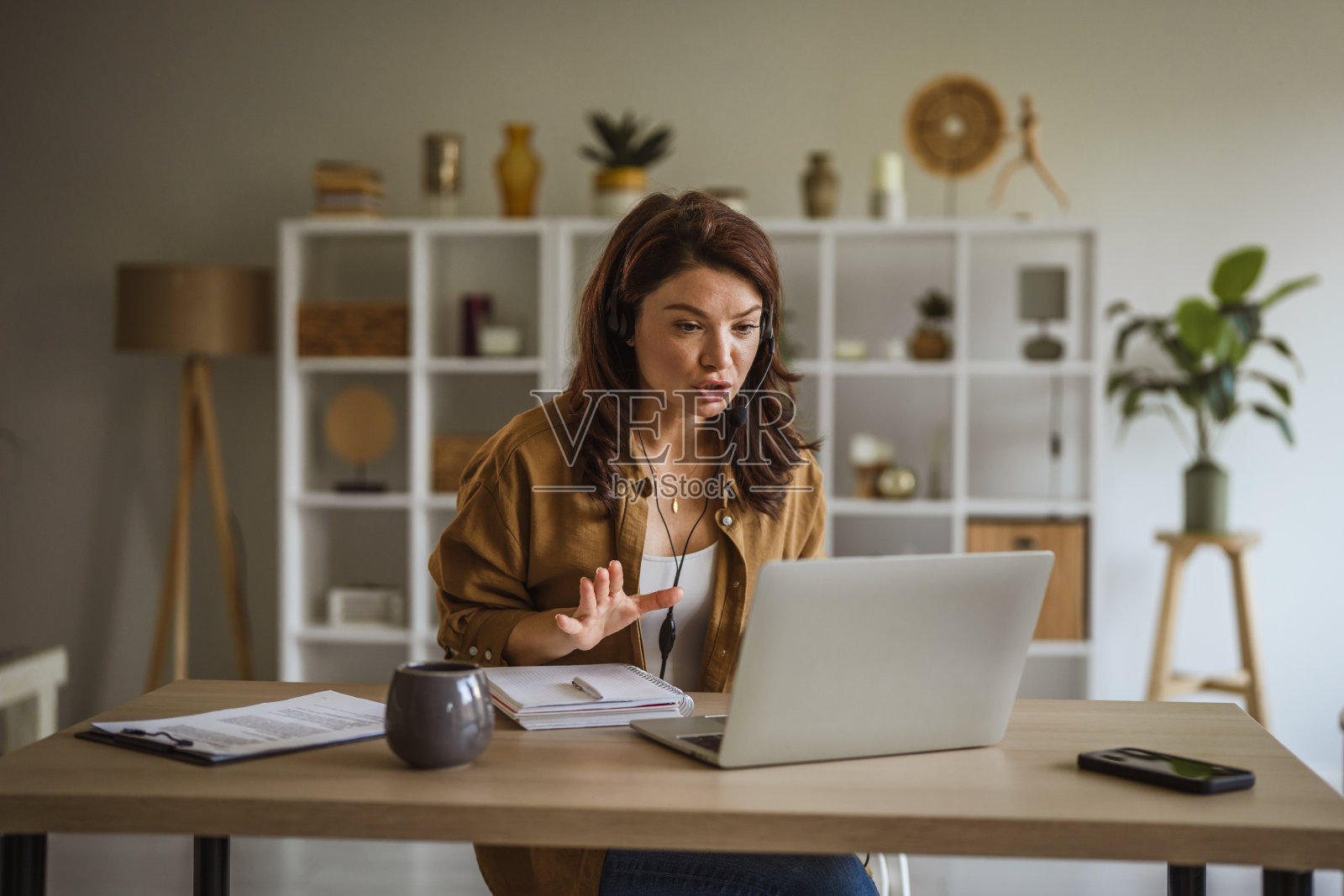 戴着耳机的女性在进行正念深呼吸练习时冥想照片摄影图片