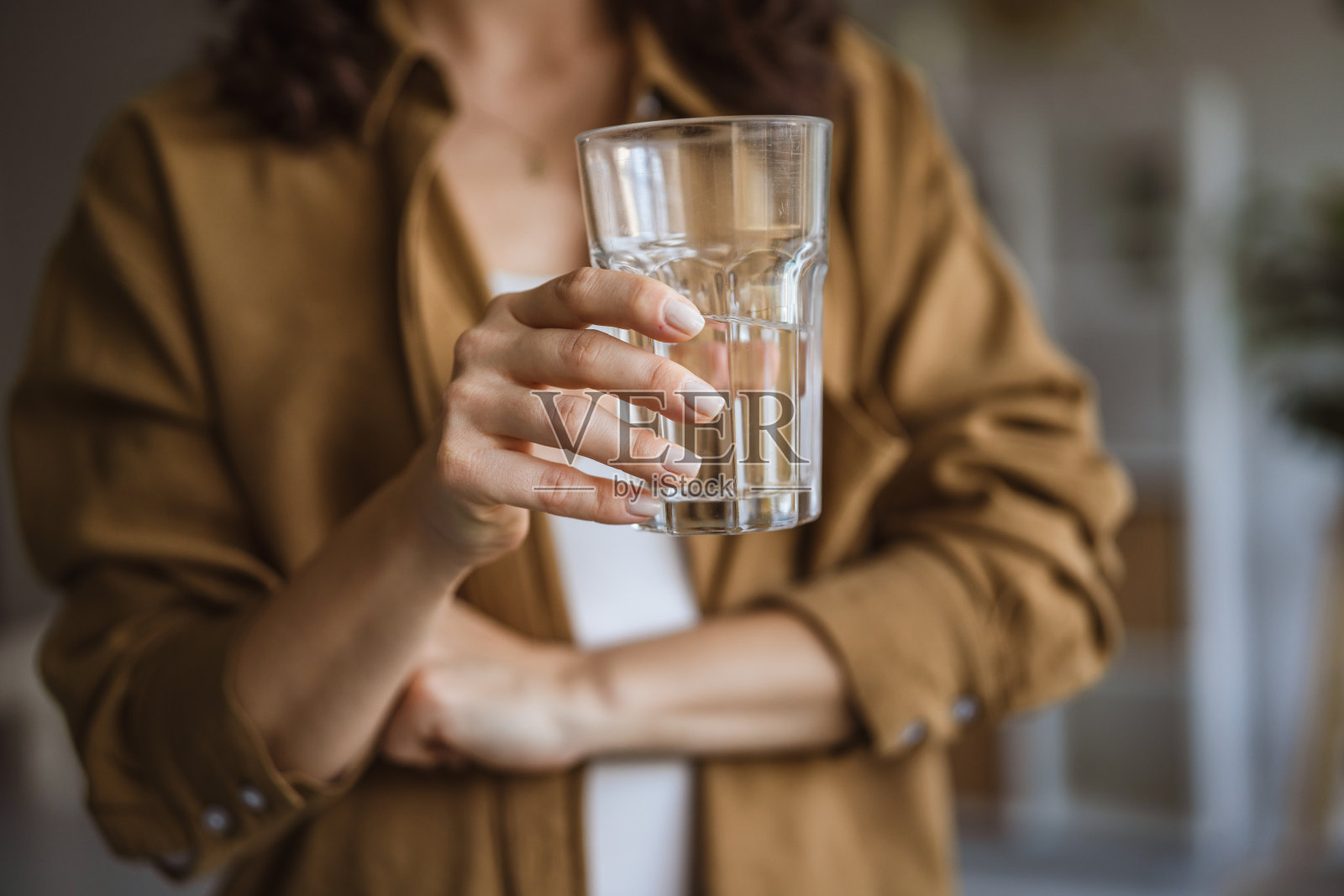 女子举着一杯水保持水分照片摄影图片