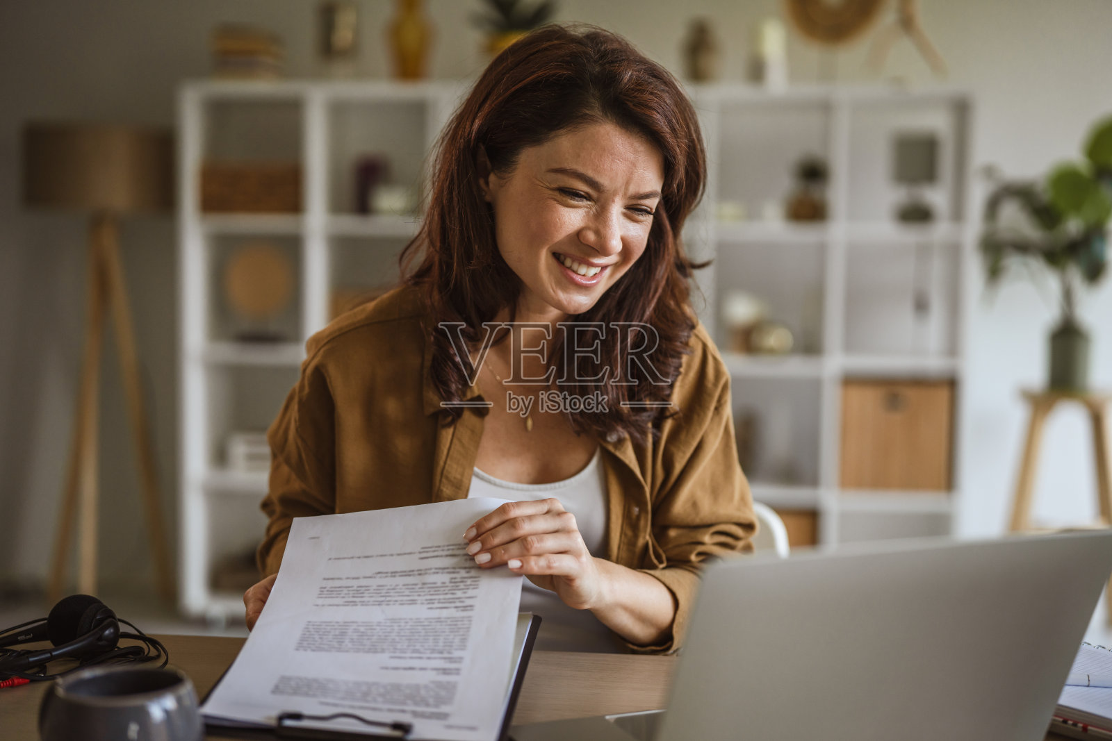 远程工作的女性在视频会议中开怀大笑照片摄影图片