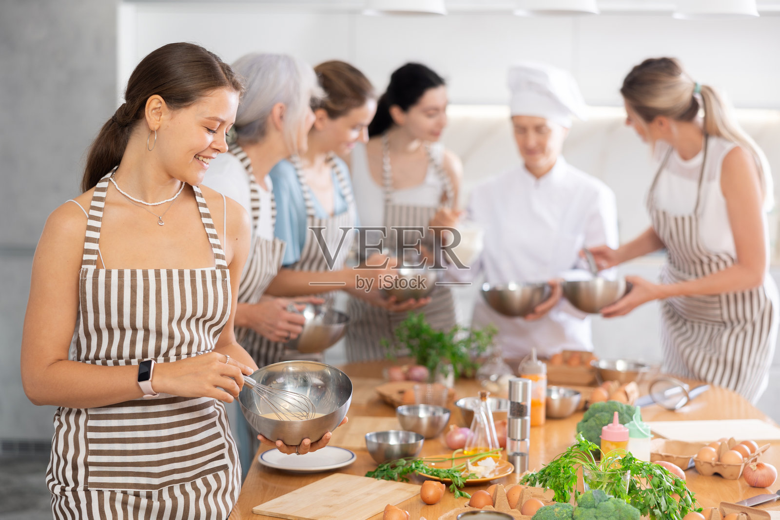年轻女子手中捧着碗照片摄影图片