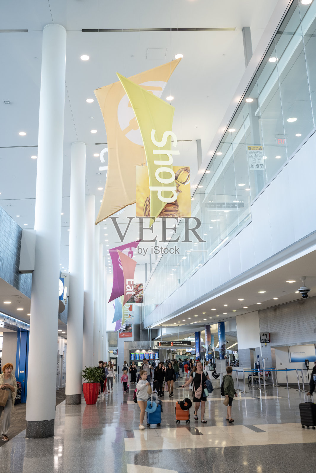 旅客正在费城国际机场航站楼内行走照片摄影图片