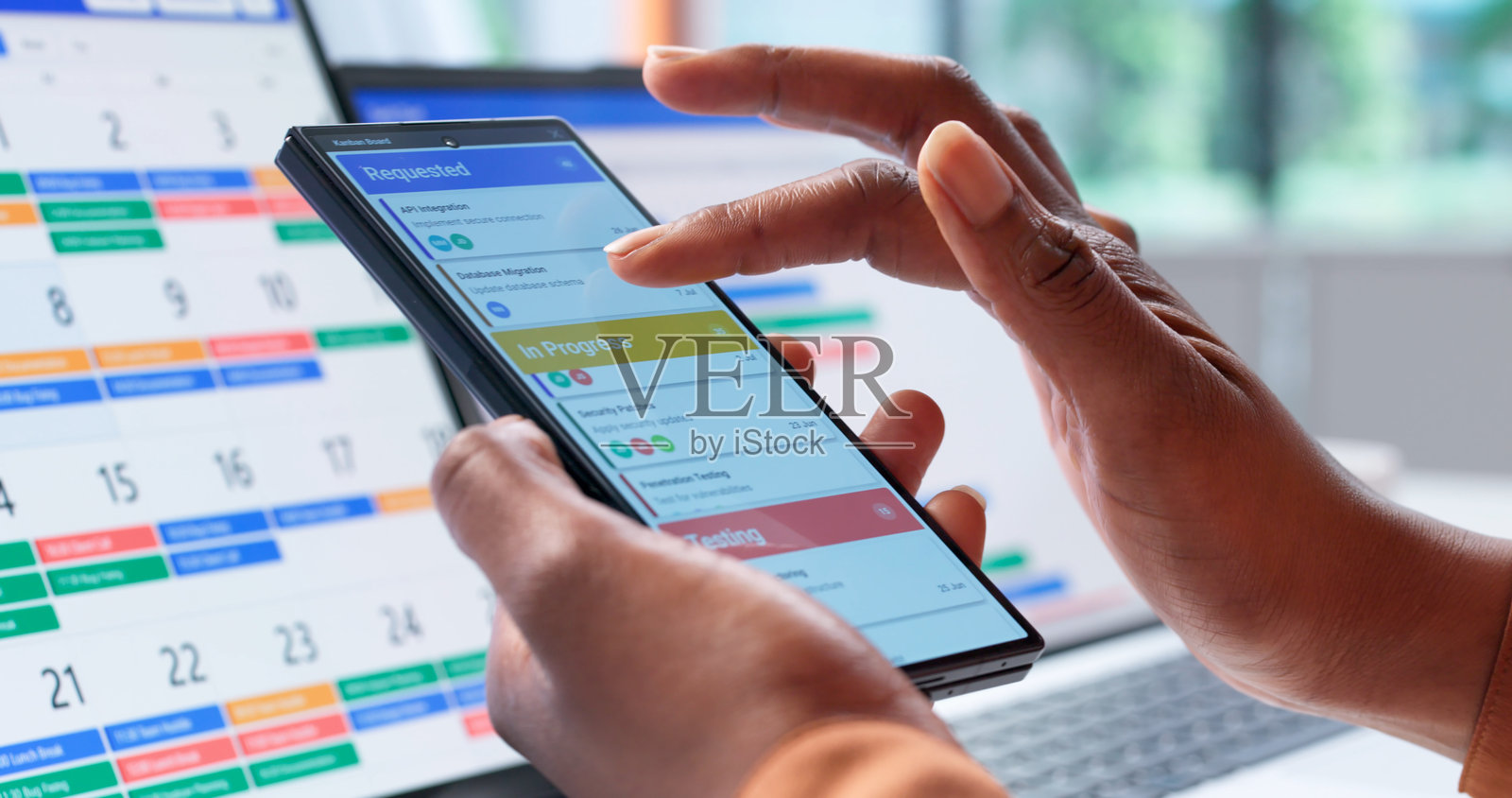 忙碌的非裔美国人办公室经理正在安排日程照片摄影图片