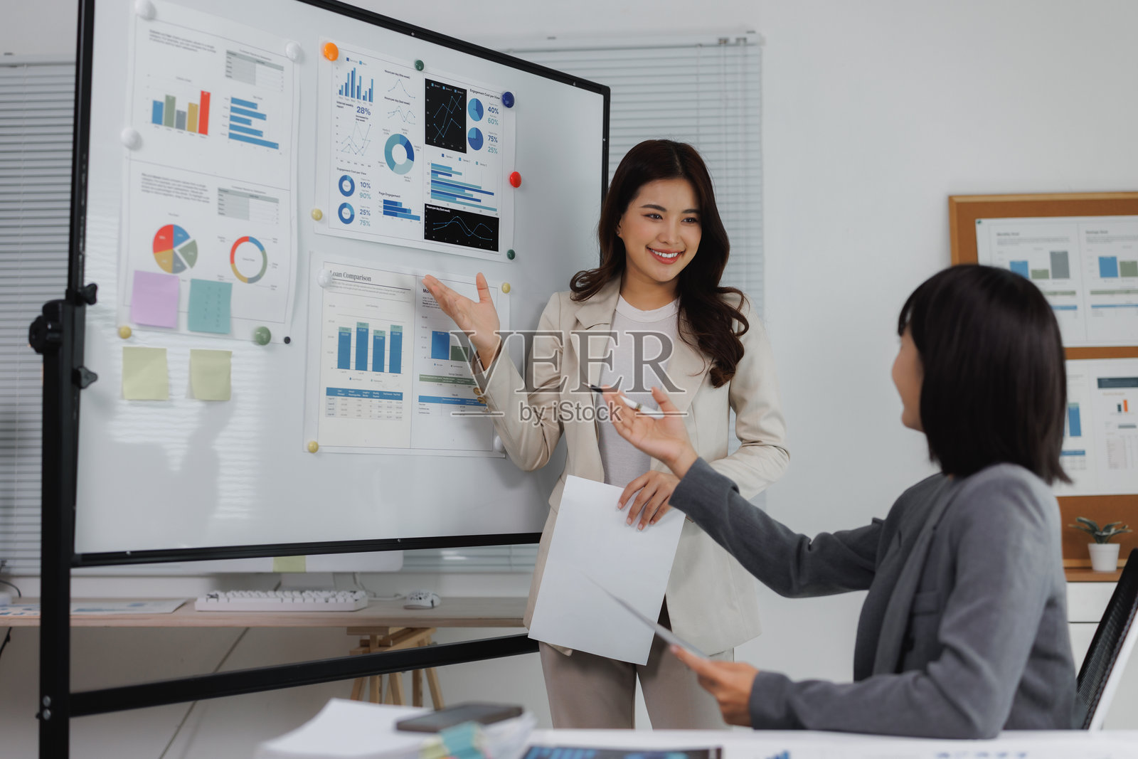 女商人们在办公室演示会议上讨论数据分析照片摄影图片