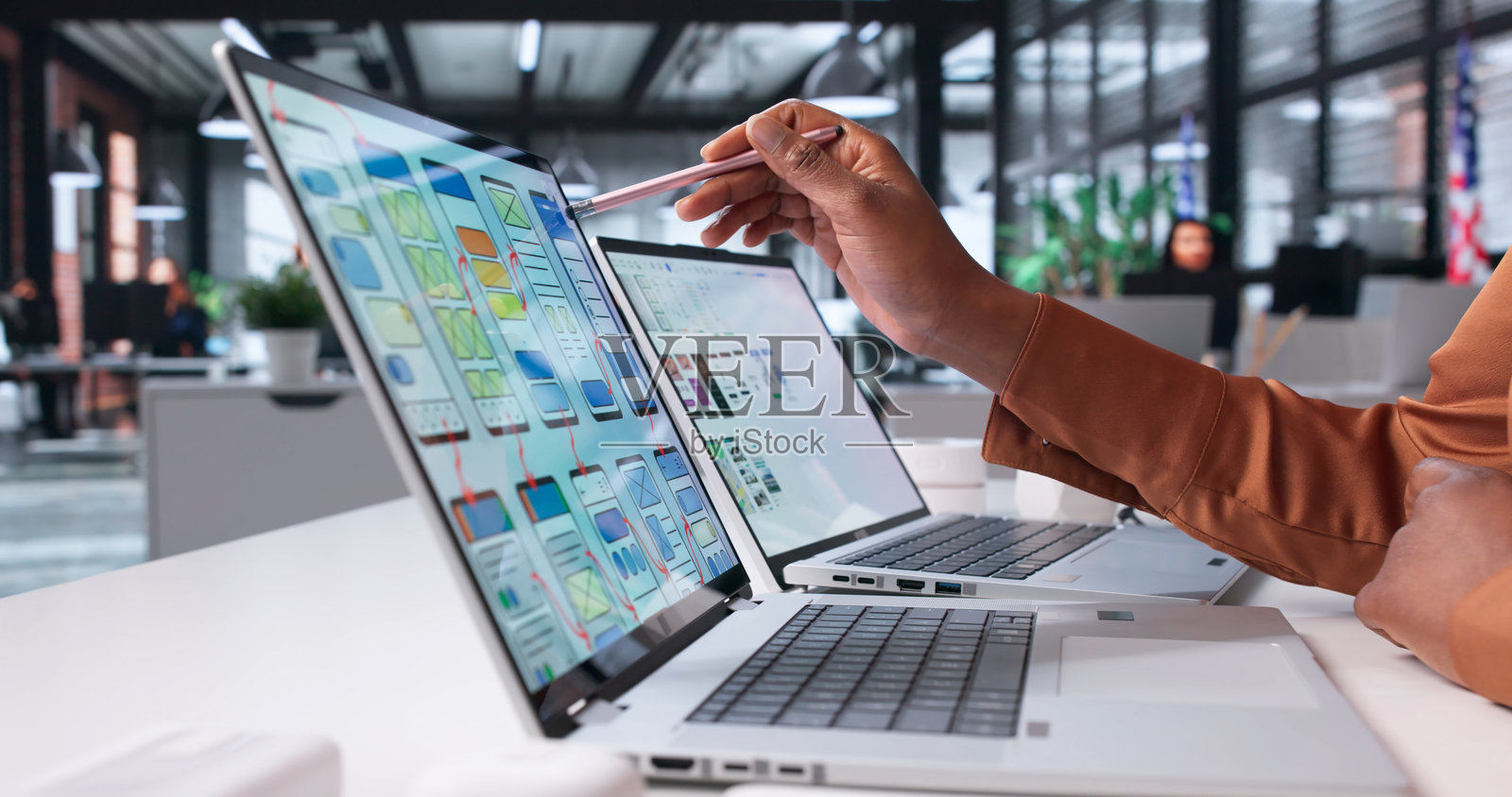 非裔美国女商人开发用户界面设计照片摄影图片