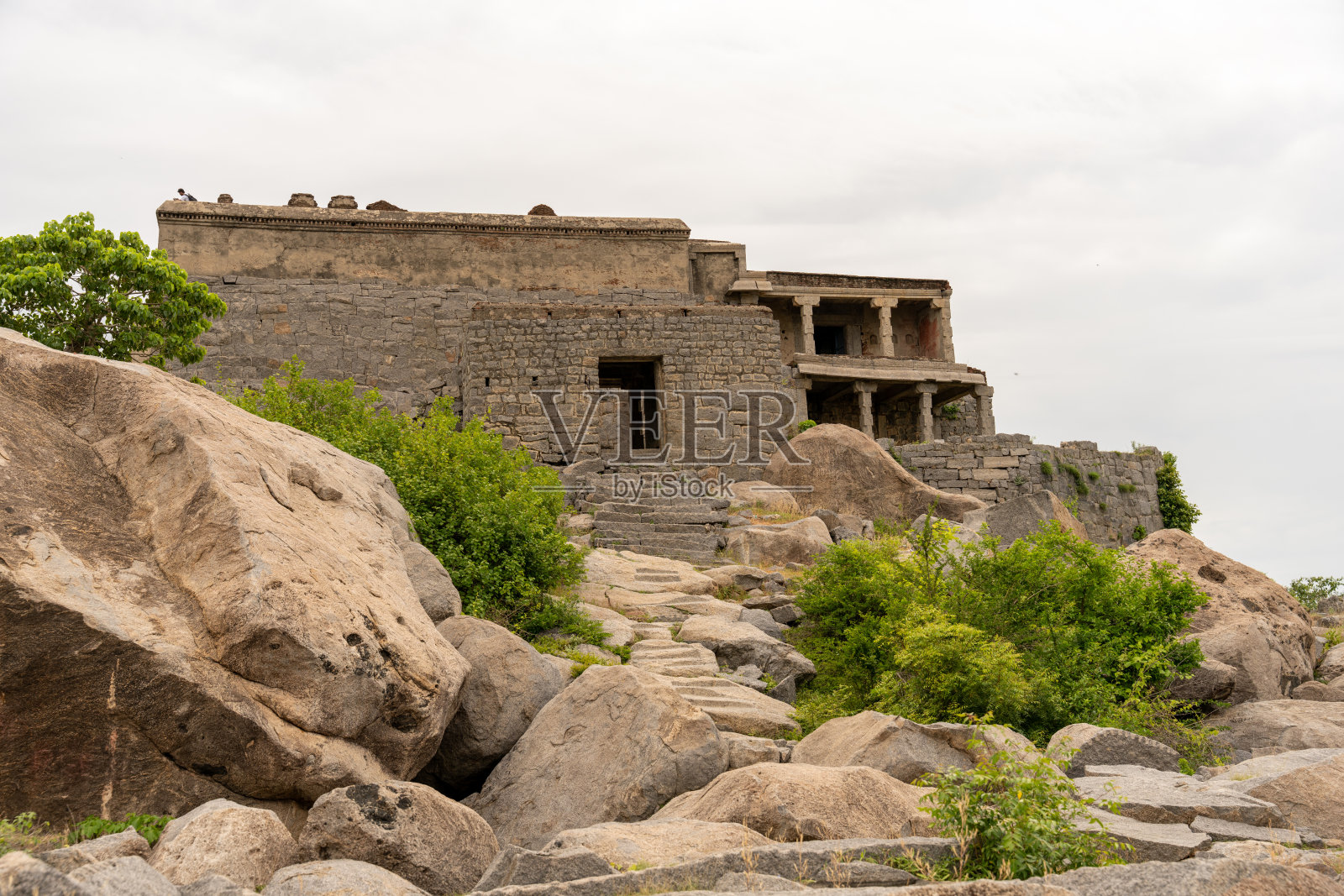 一扇小门的大石头建筑照片摄影图片