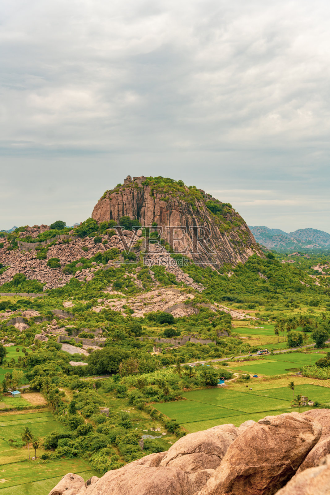 一座拥有绿色山坡的山照片摄影图片