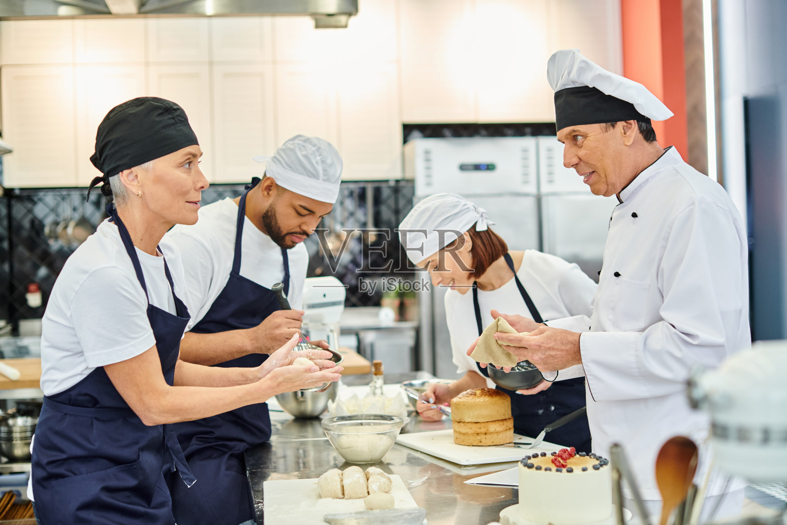 在充满活力的烹饪大师班中探索糖果制作的艺术照片摄影图片