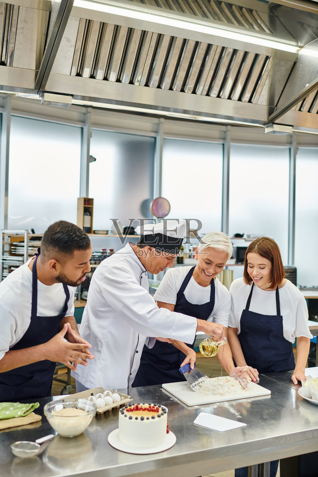 创意人士在实践大师班中探索糖果的美味照片摄影图片