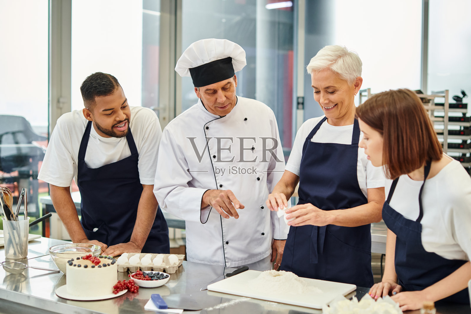 在愉悦的糖果制作大师课体验中学习制作甜蜜的杰作照片摄影图片